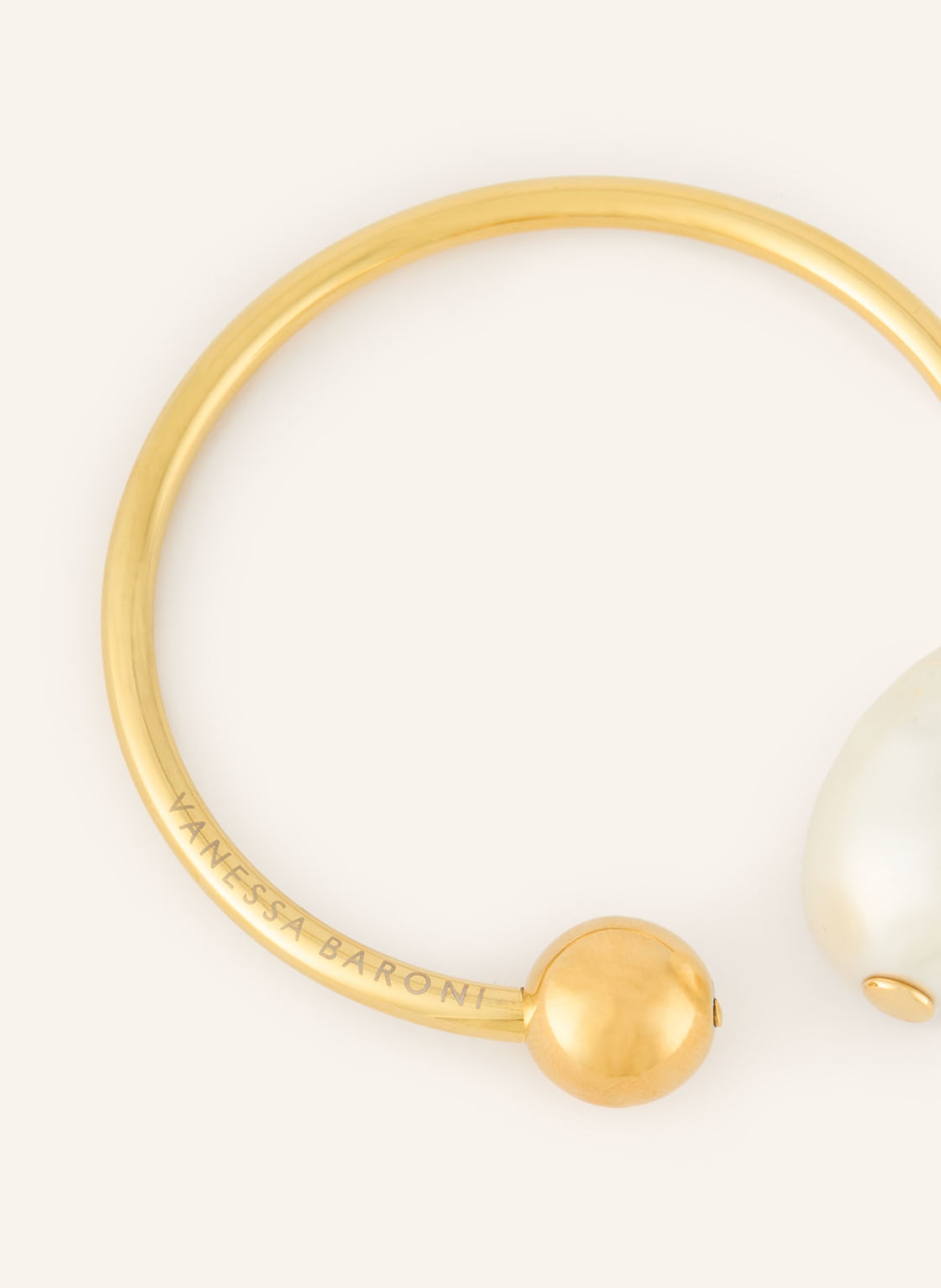 VANESSA BARONI Náramek PEARL BANGLE: ZLATÁ / KRÉMOVÁ