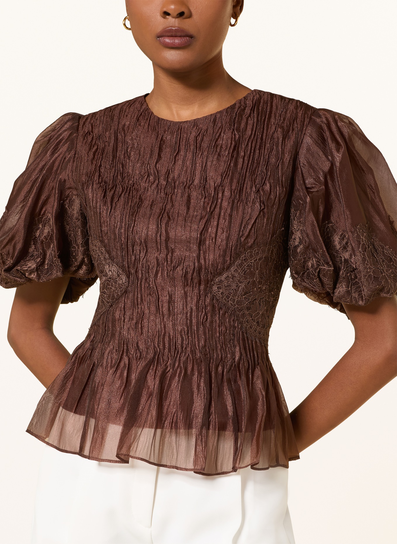 Aje. Blus OPHELIA med spets: MÖRKBRUN