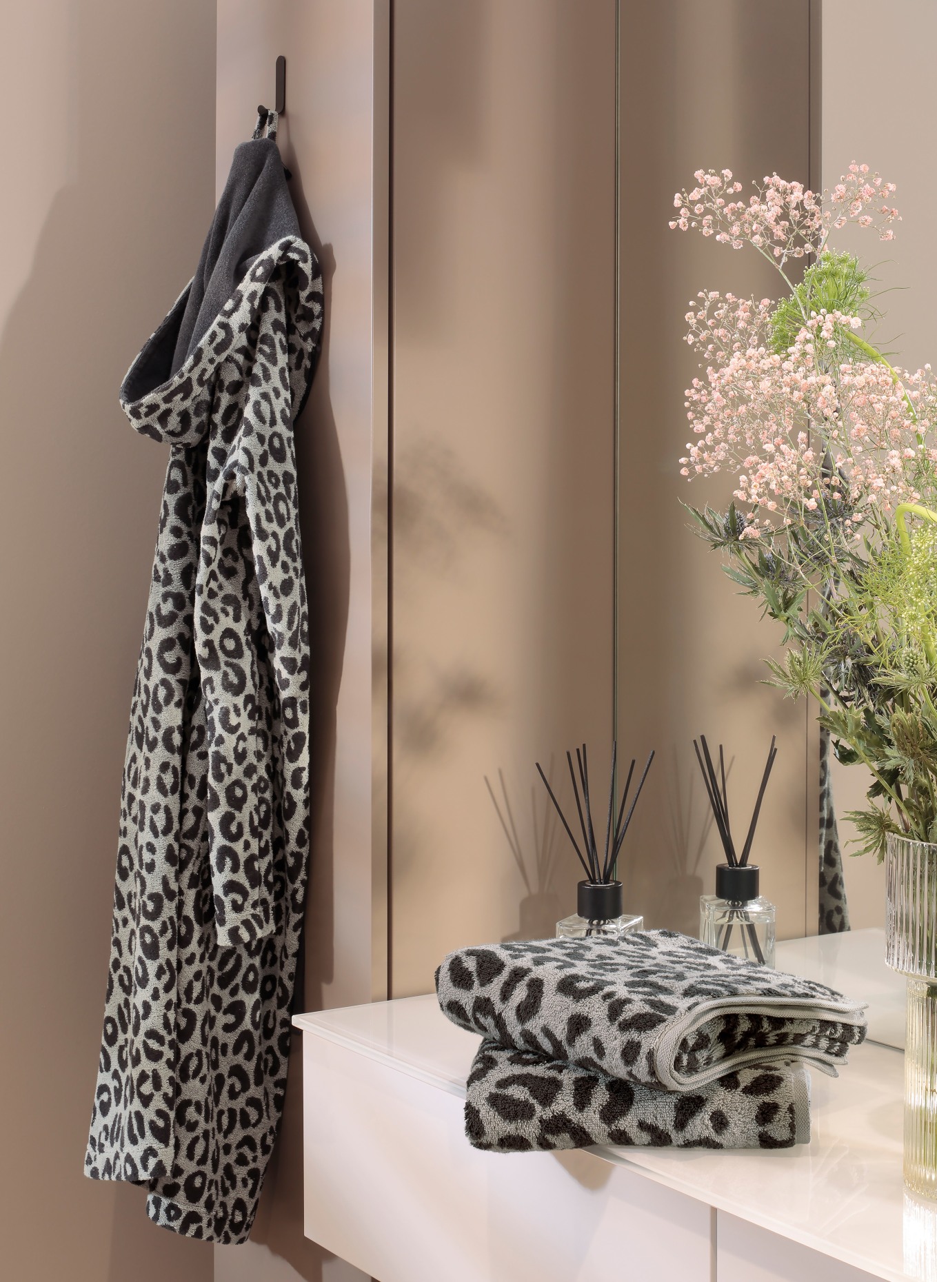 Cawö Handtuch TWO-TONE LEO: GRAU / SCHWARZ