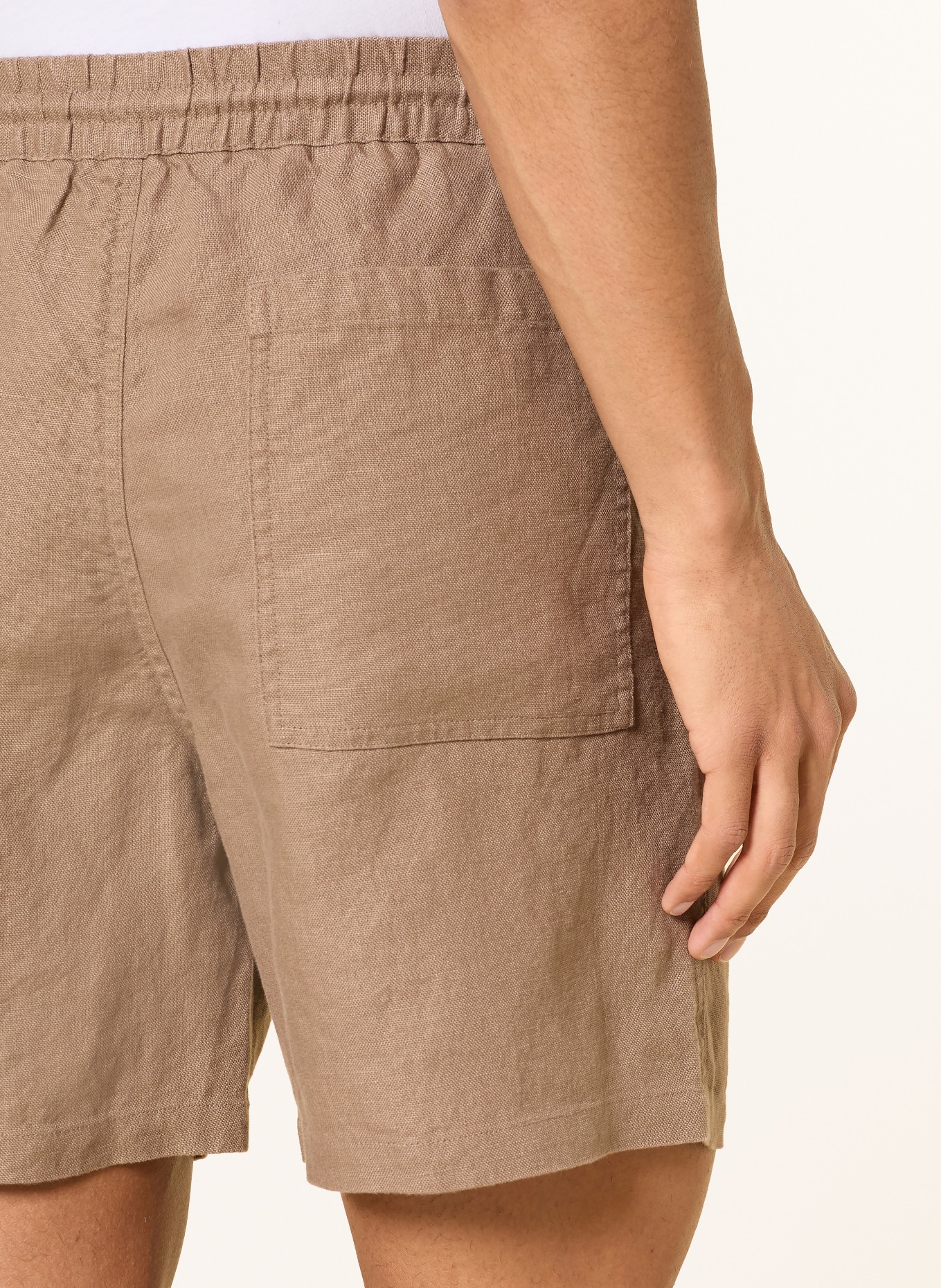 NN.07 Linnedshorts GREGOR: BRUN