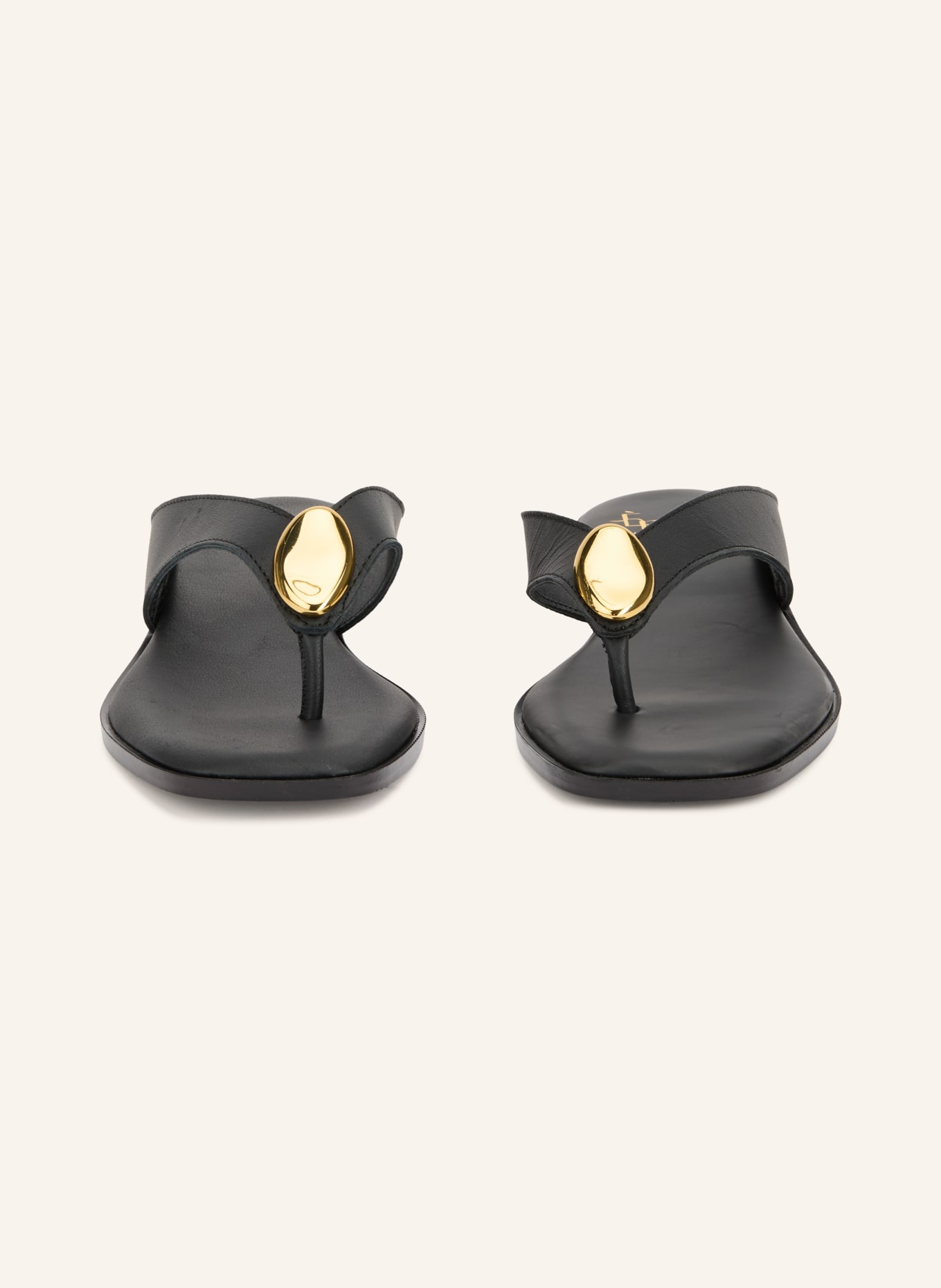 È MIA Toe-separator sandals: BLACK / GOLD