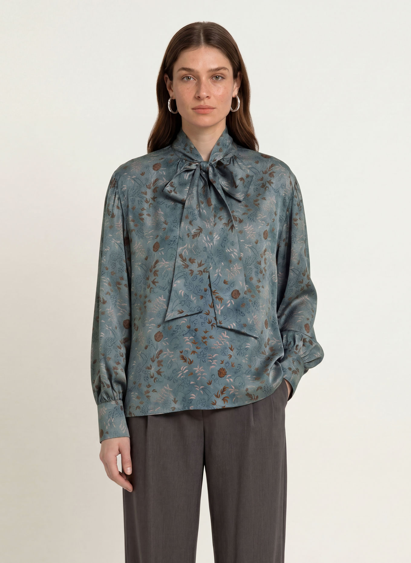 SEM PER LEI Seidenbluse mit Schluppe: GRAU / DUNKELBRAUN / TAUPE