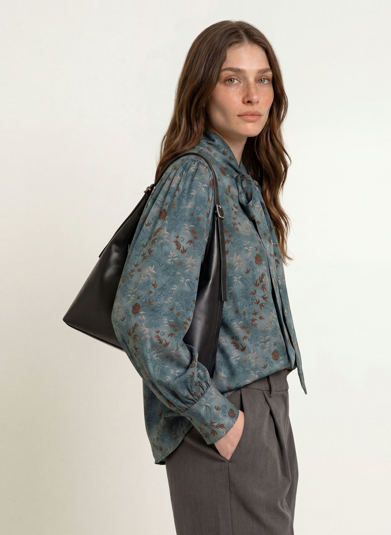 SEM PER LEI Seidenbluse mit Schluppe: GRAU / DUNKELBRAUN / TAUPE