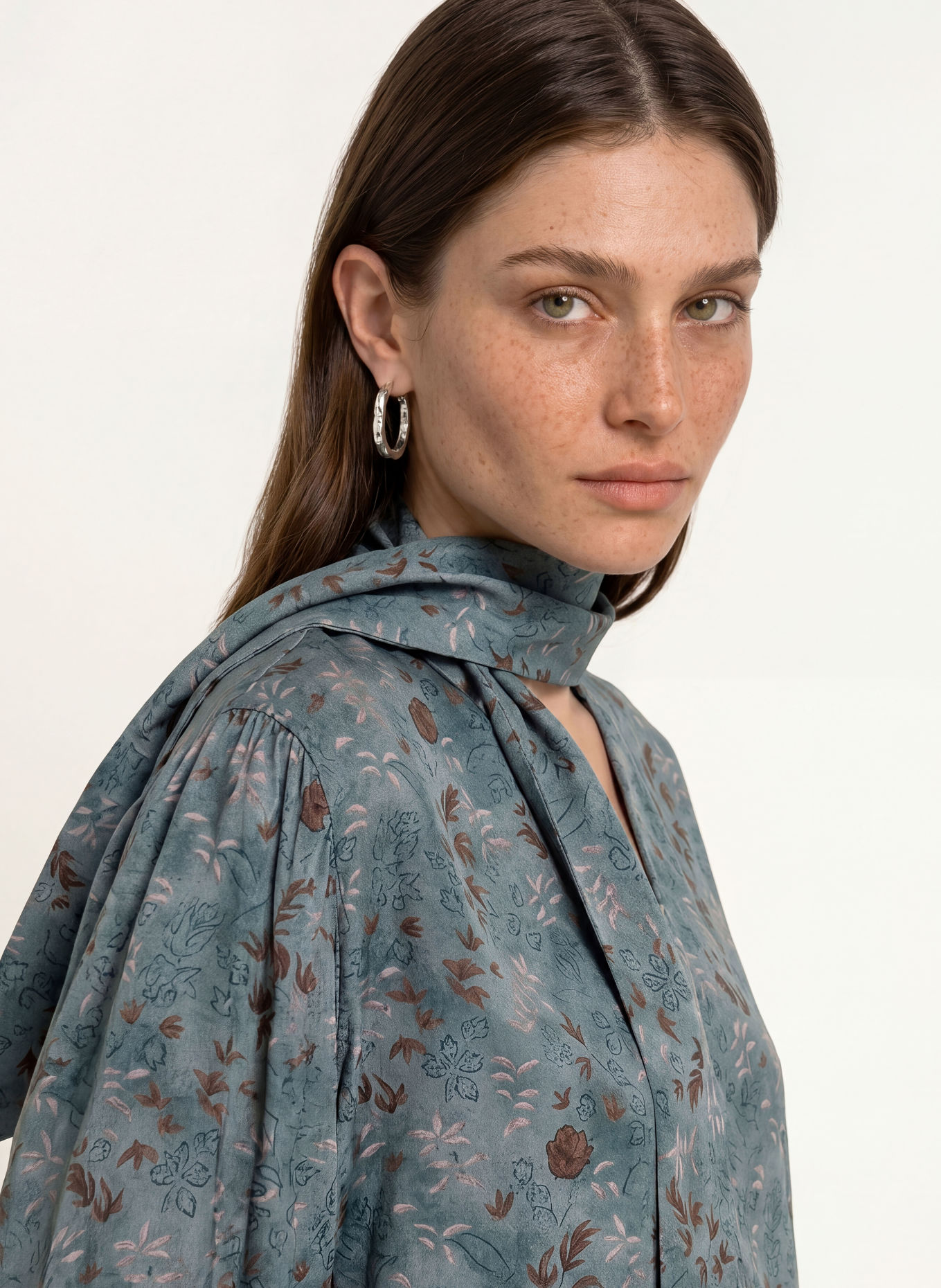 SEM PER LEI Seidenbluse mit Schluppe: GRAU / DUNKELBRAUN / TAUPE
