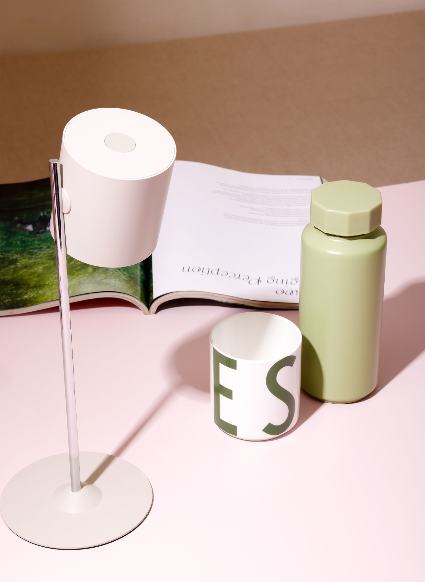 DESIGN LETTERS Mugs: WHITE / GREEN
