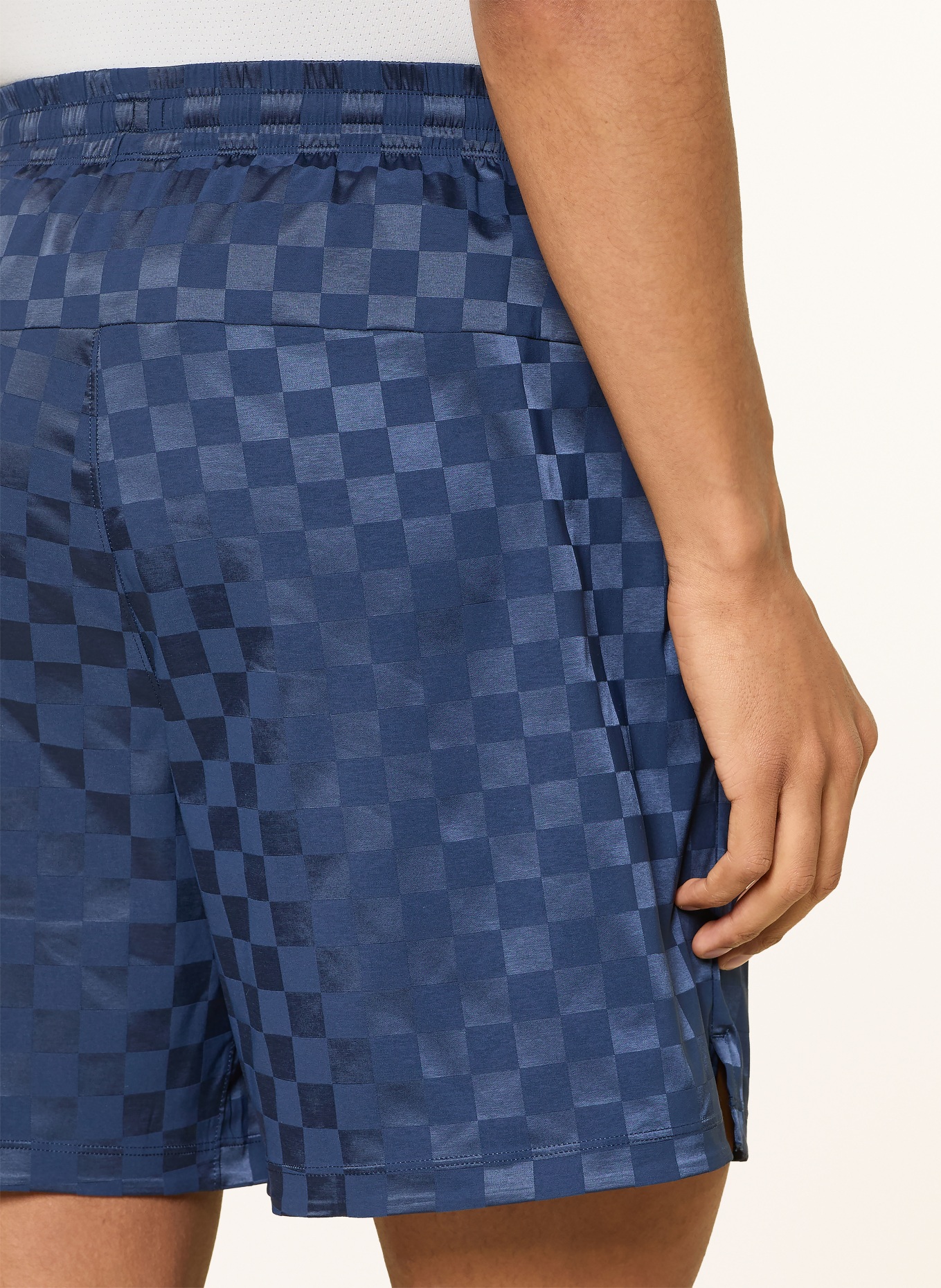 lululemon Trainingsshorts CHECKERBOARD SATIN 7IN: DUNKELBLAU