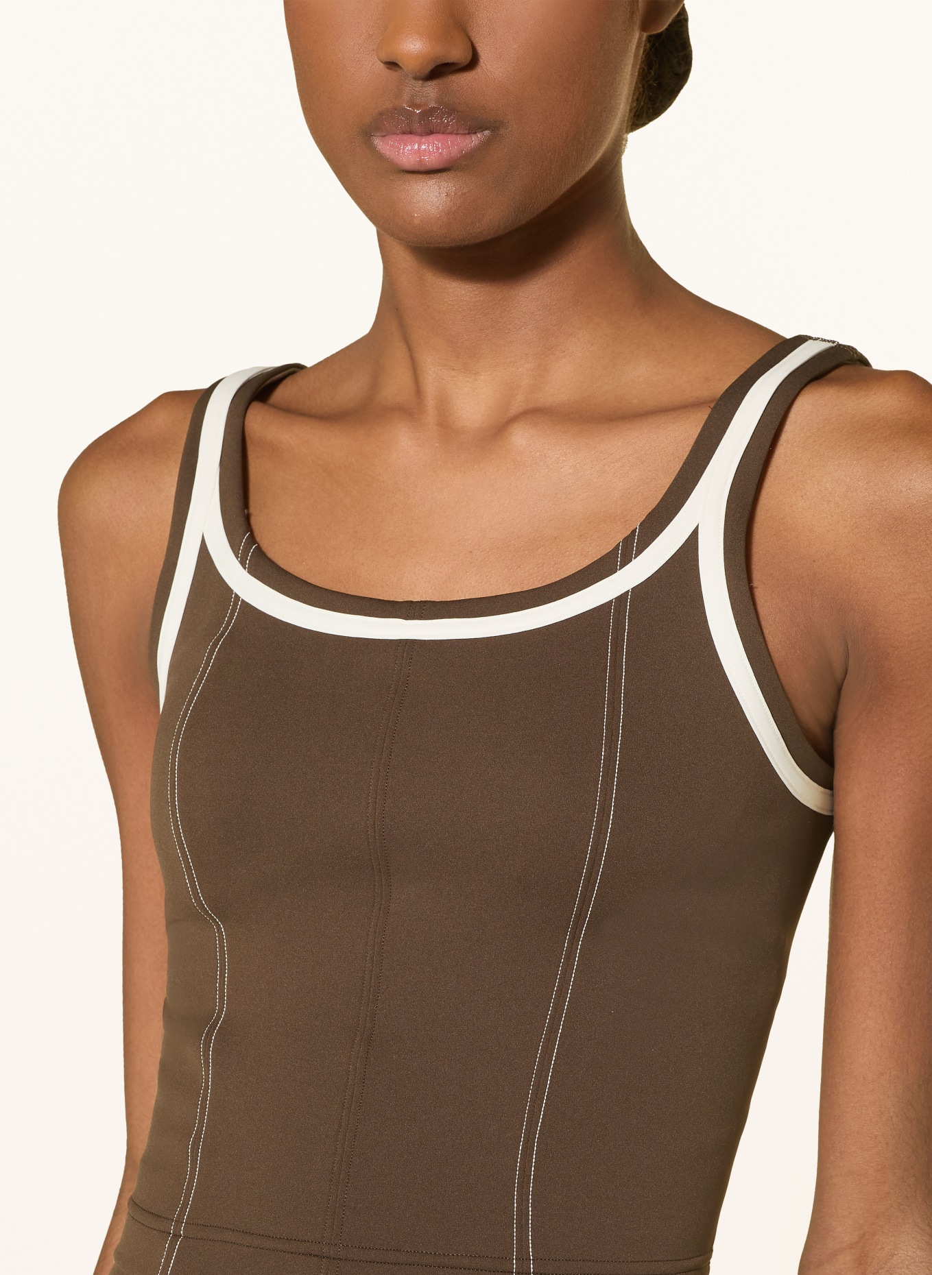 lululemon Krátký top GLOW UP C/D: TMAVĚ HNĚDÁ / BÍLÁ