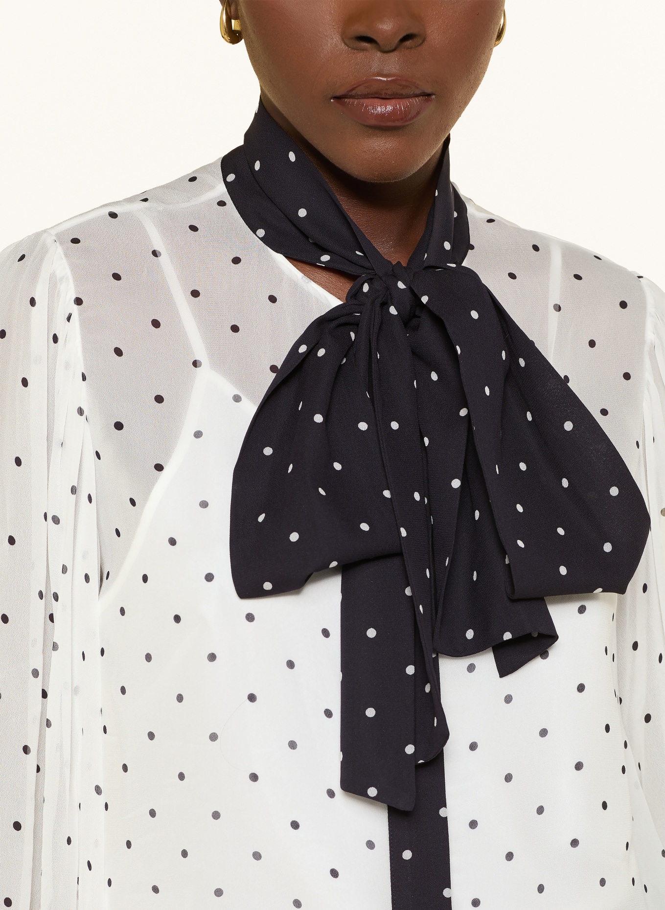 REISS Blouse à nœud ARIAL: BLANC / NOIR
