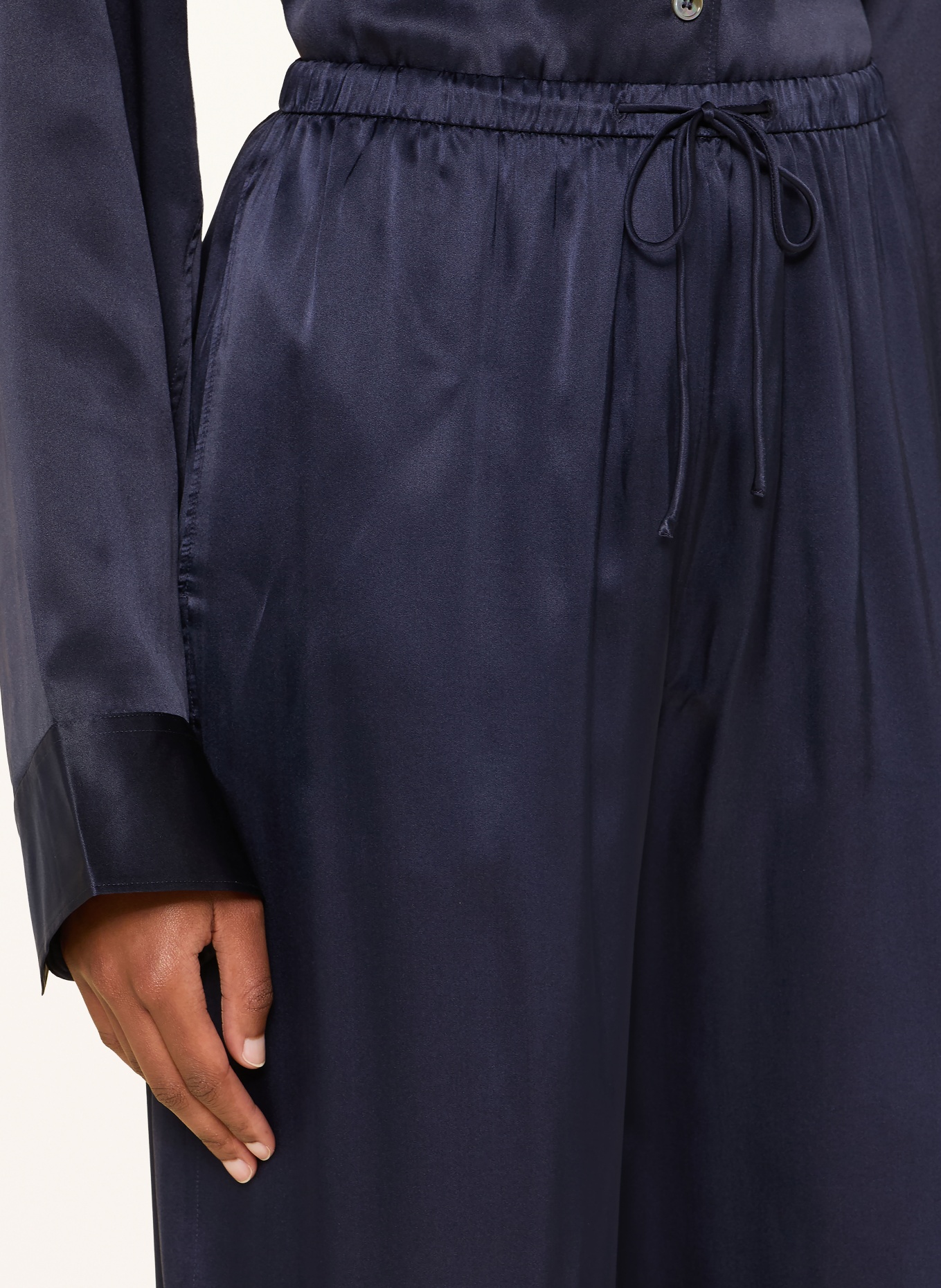 ARKET Satijnen broek van zijde: DONKERBLAUW