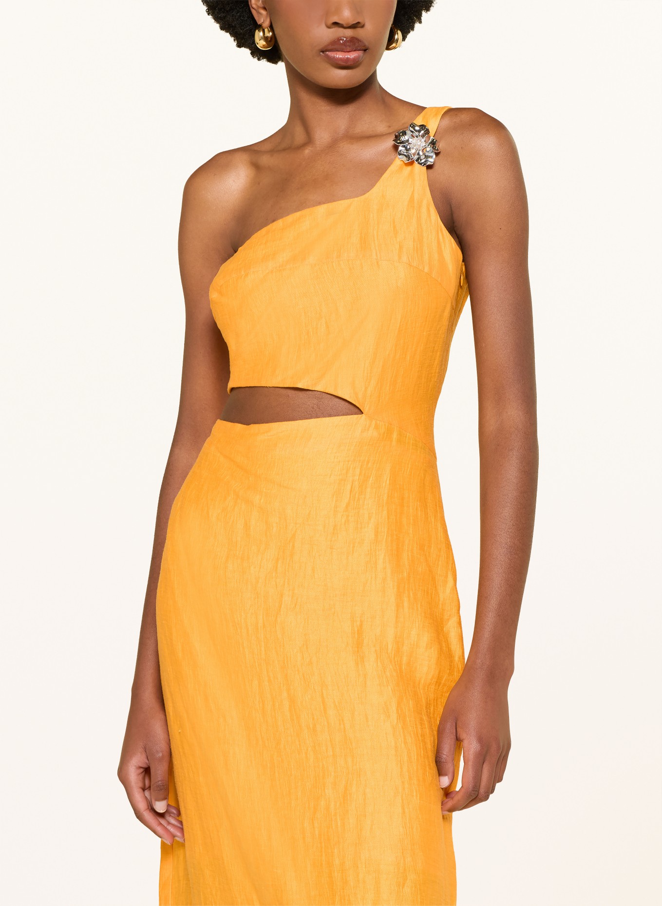 maje One-Shoulder-Kleid mit Leinen und Cut-out: ORANGE