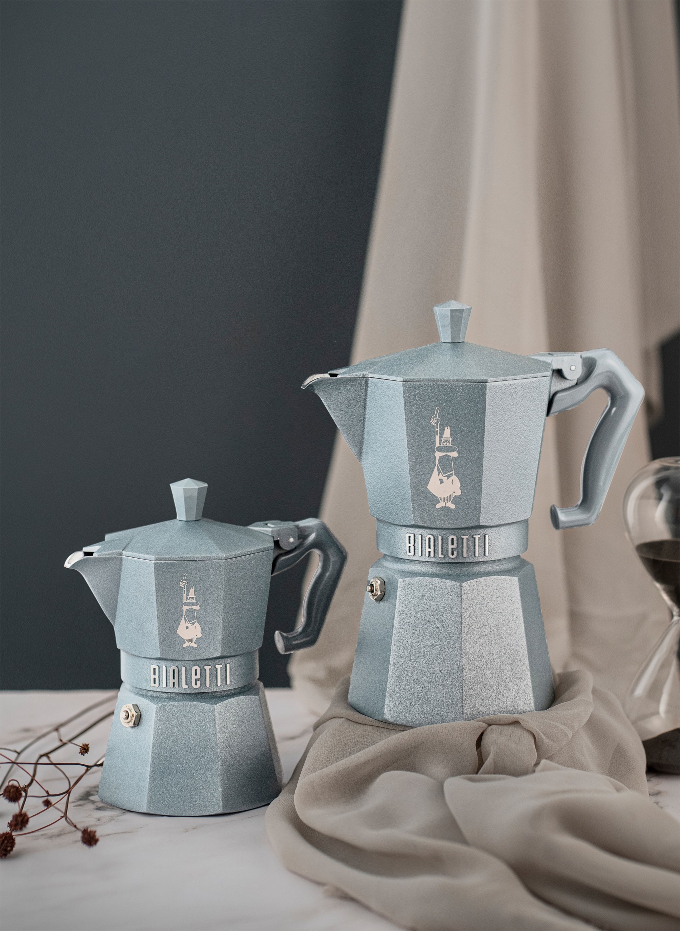 DOLCE & GABBANA CASA Espresso vařič MOKA EXCLUSIVE: ŠEDÁ