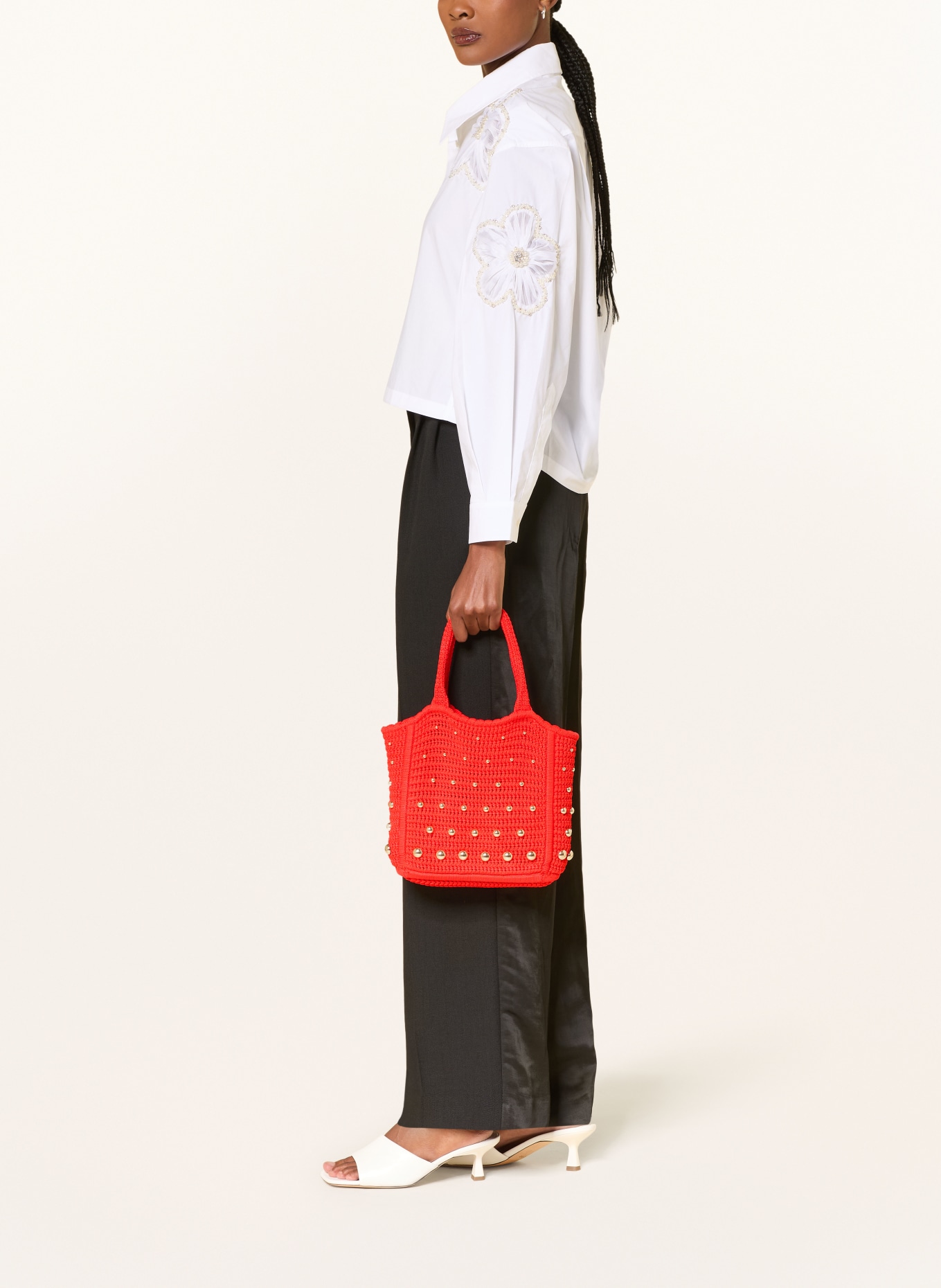SANDRO Handtasche mit Nieten: ROT / GOLD