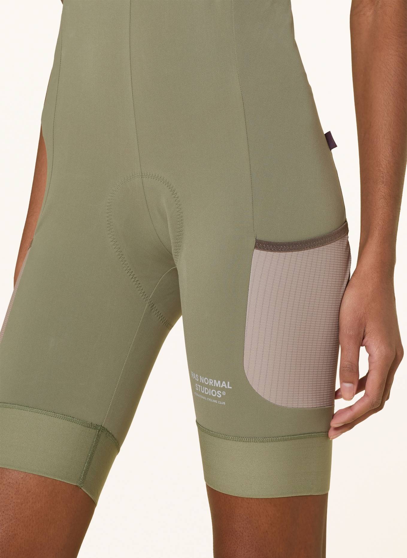 PAS NORMAL STUDIOS Cykelshorts ESCAPISM CARGO BIBS med seler og polstret indlæg: OLIVEN / BEIGE / SORT