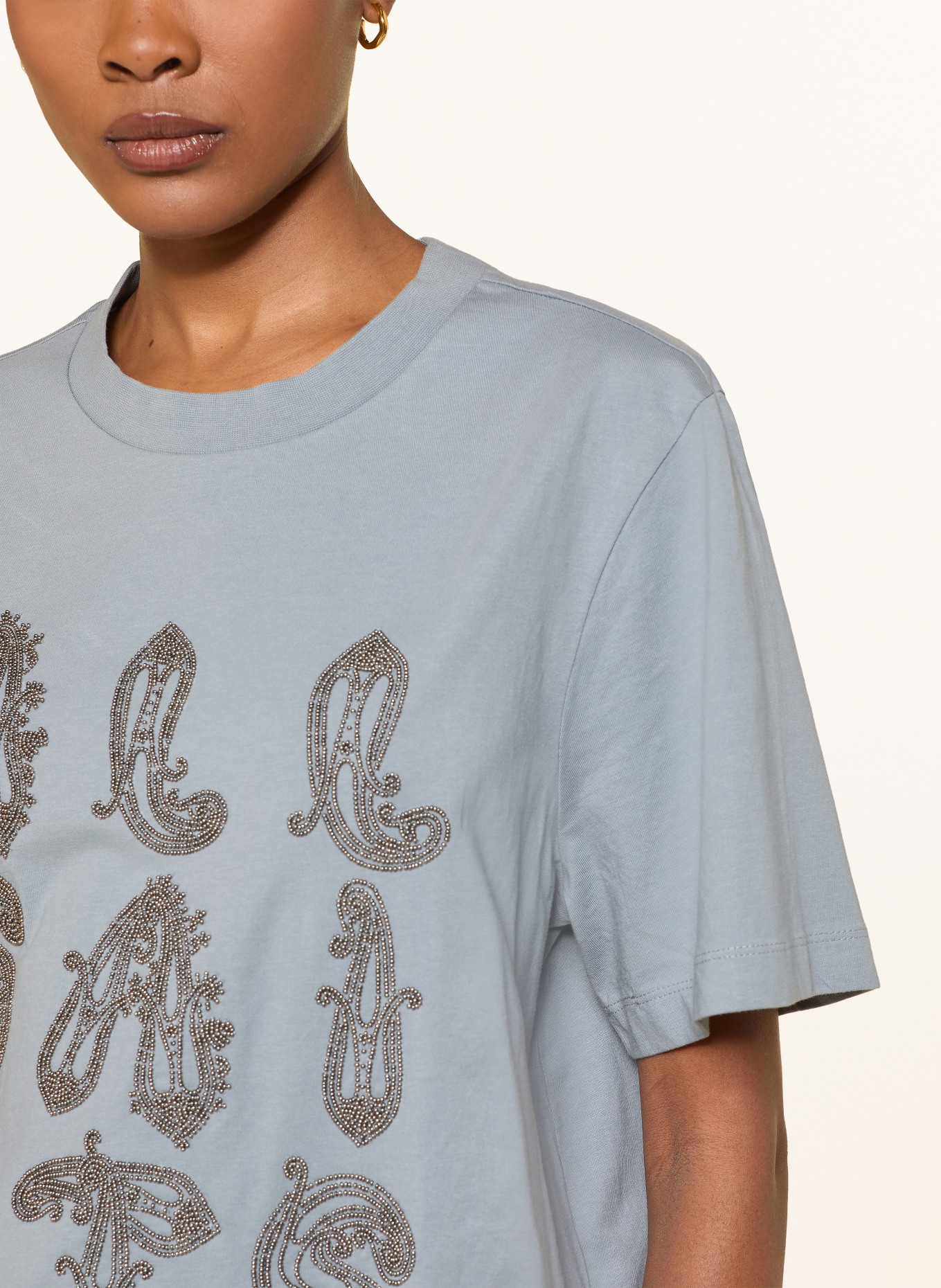 ALLSAINTS T-shirt ELLA met sieradenparels: LICHTBLAUW / ZILVER