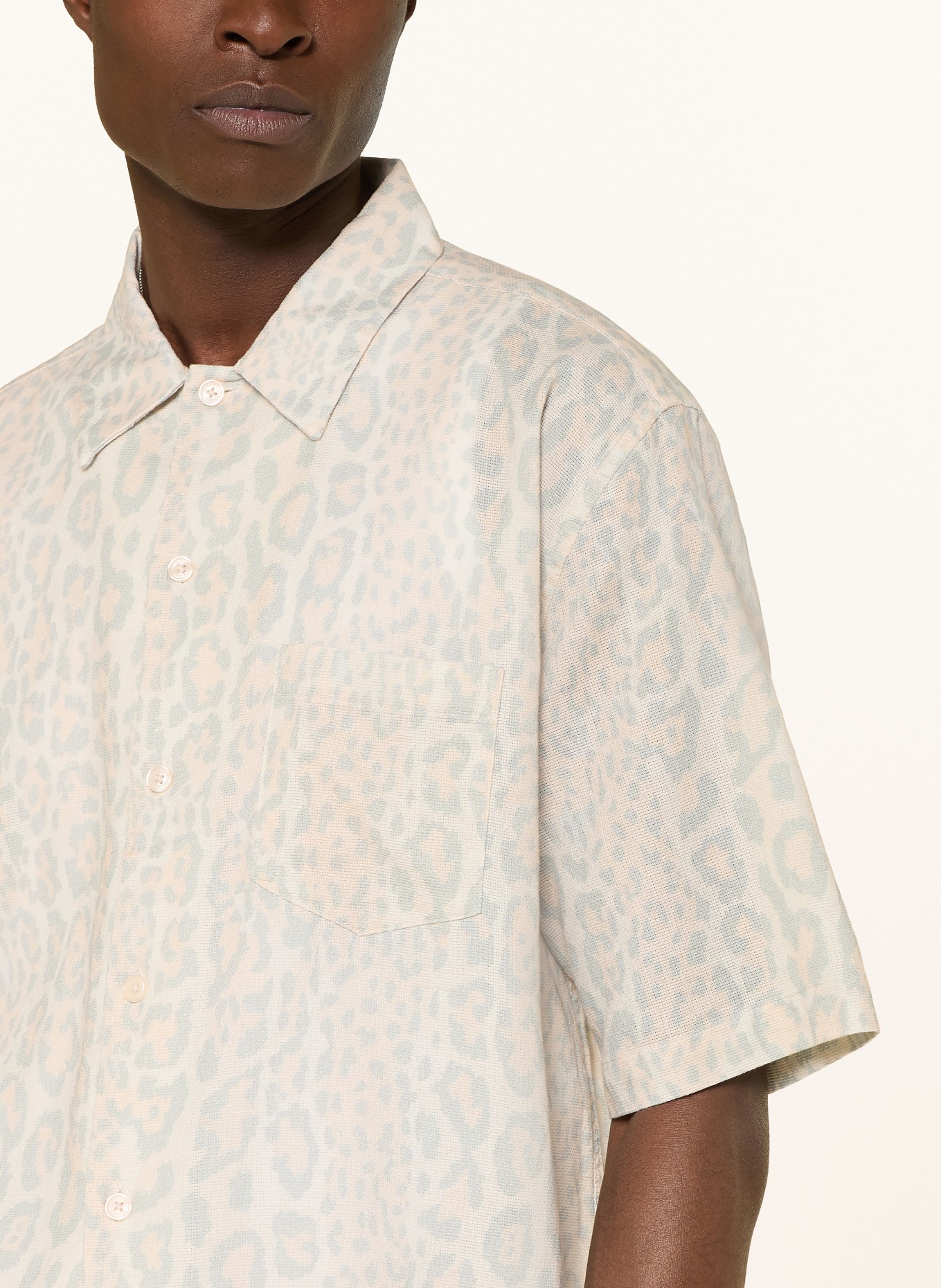 ALLSAINTS Chemise à manches courtes CRUZ LEO, coupe oversize: ÉCRU / BLEU CLAIR