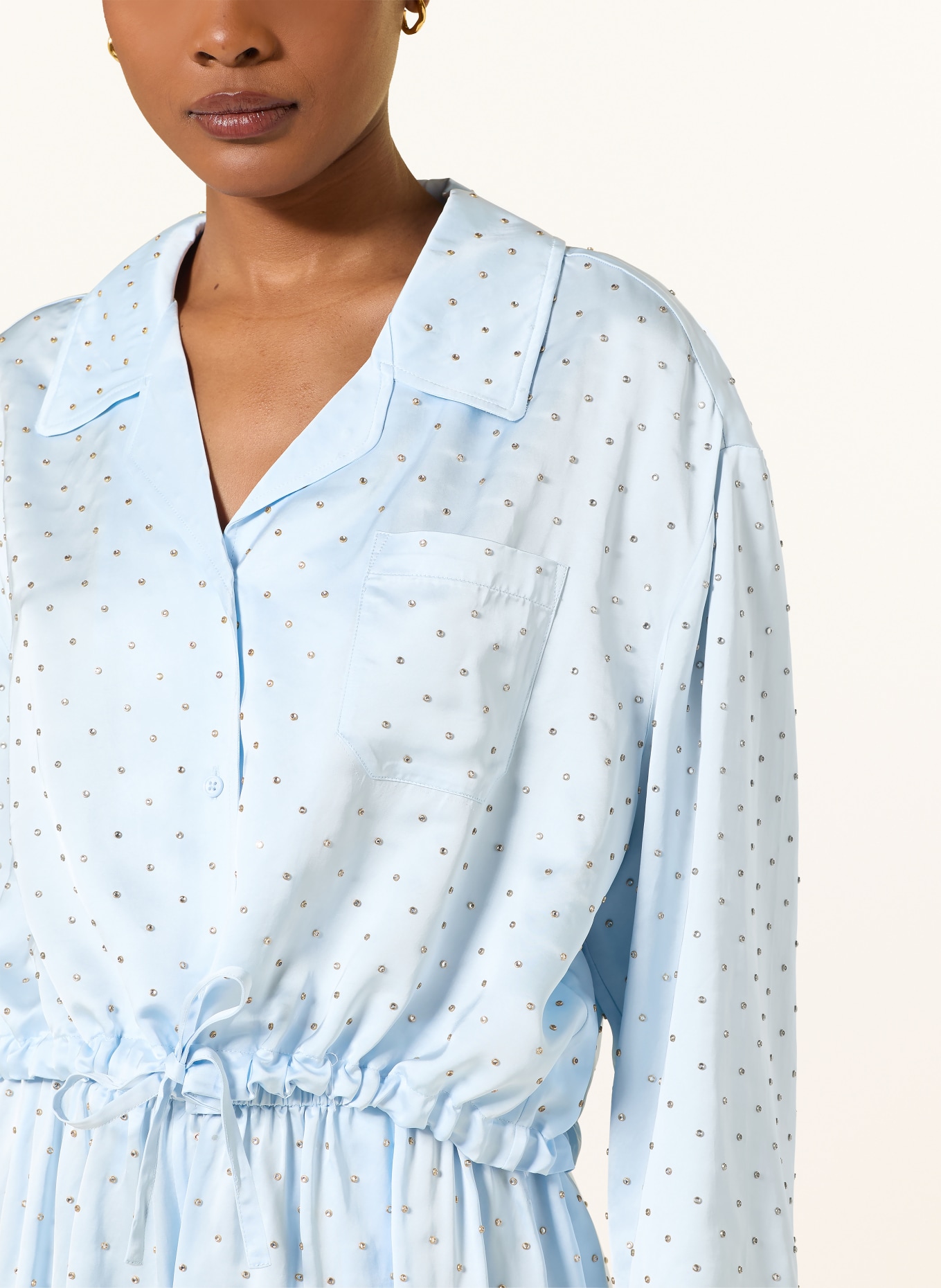 SANDRO Satinbluse mit Schmucksteinen und Spitze: HELLBLAU / ECRU