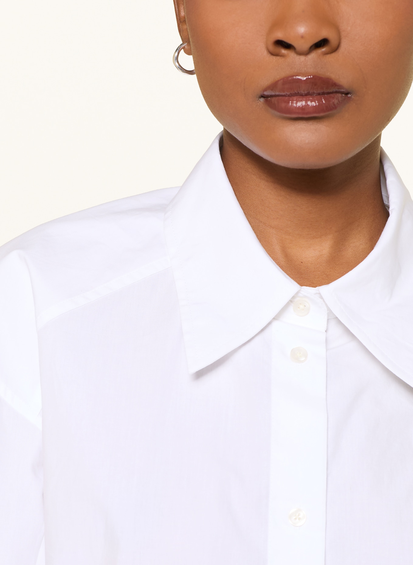 SANDRO Hemdbluse mit Schmucksteinen und Schmuckperlen: WEISS