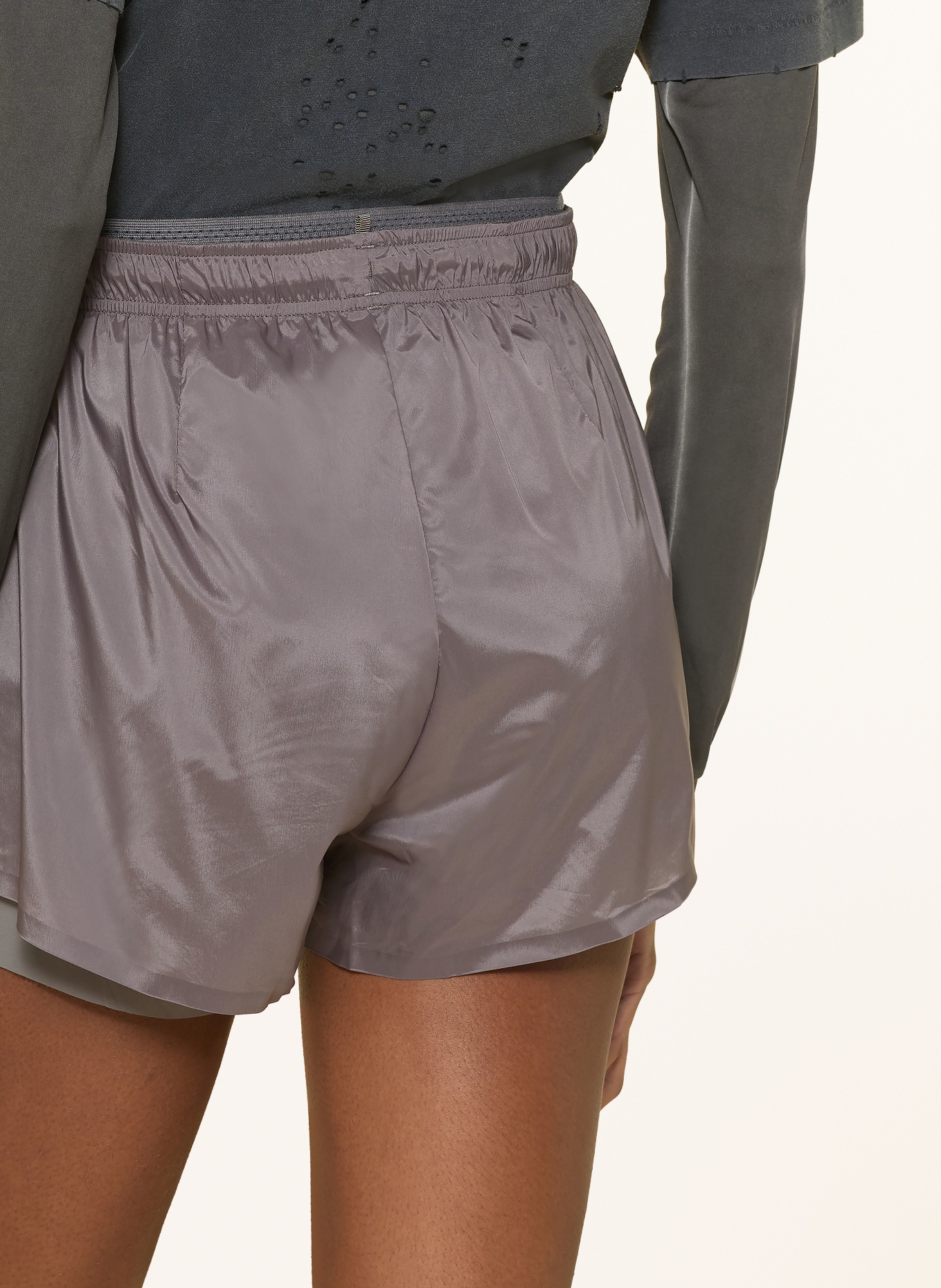 SATISFY Pantaloni scurți de alergare 2 în 1 TECHSILK™: GRI