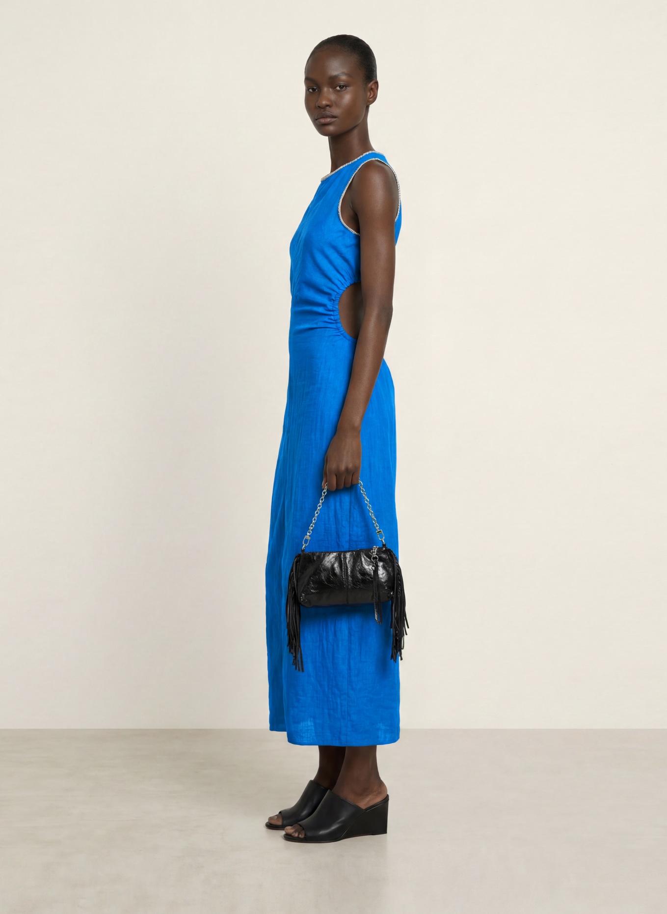 maje Kleid mit Leinen und Schmucksteinen: BLAU
