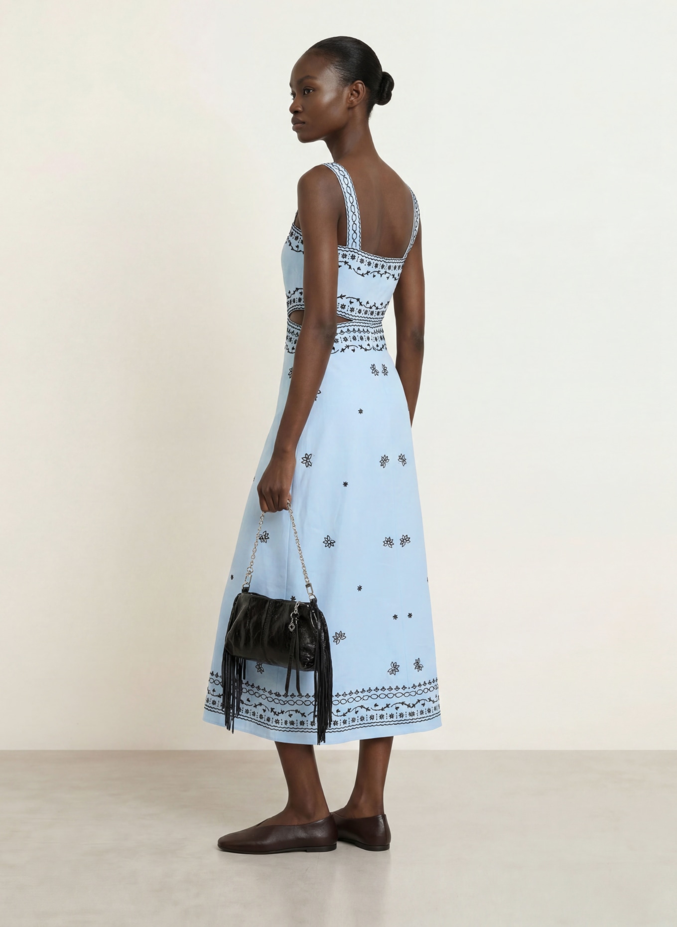 maje Kleid mit Leinen und Cut-outs: HELLBLAU / WEISS / SCHWARZ