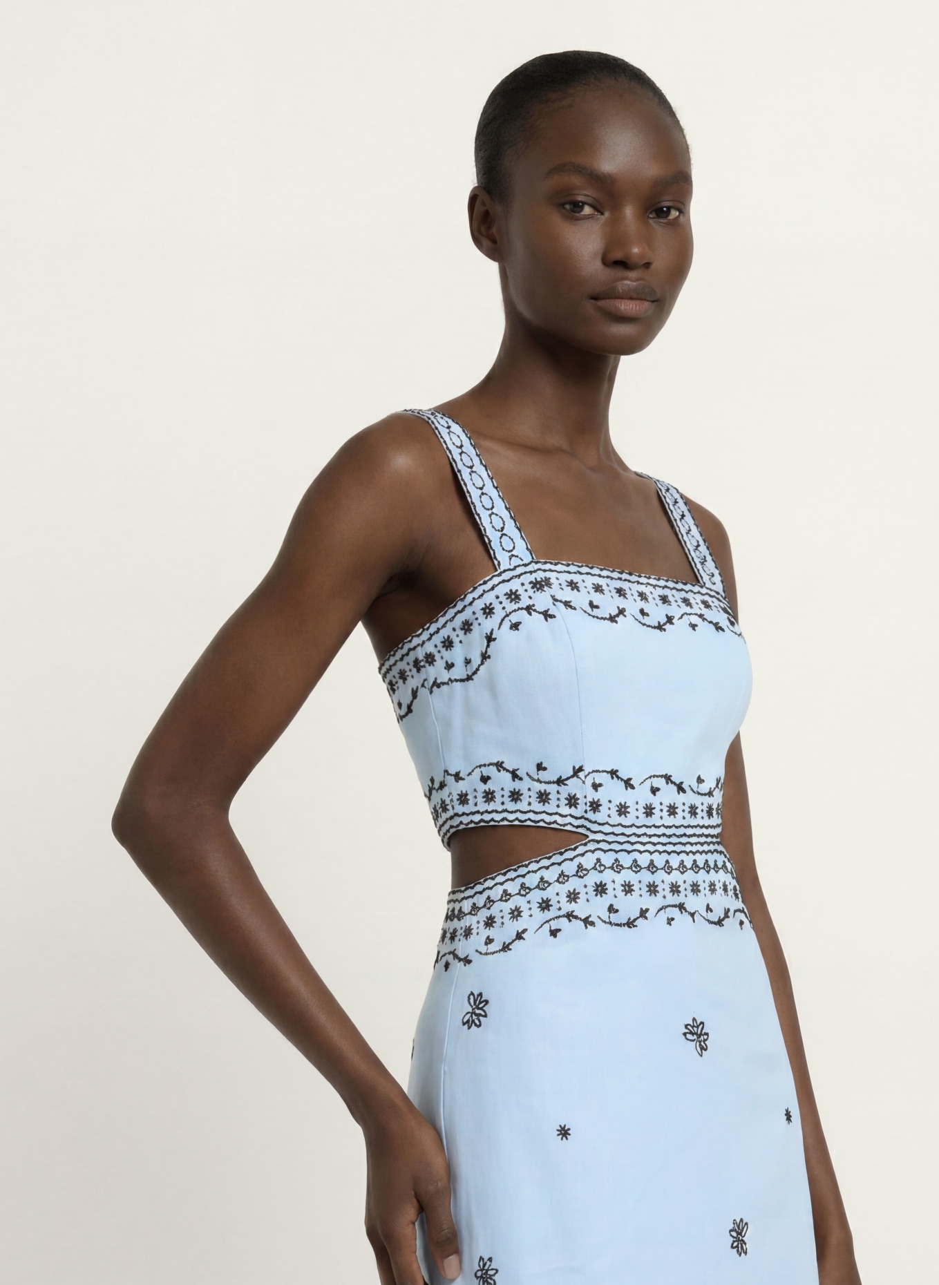 maje Kleid mit Leinen und Cut-outs: HELLBLAU / WEISS / SCHWARZ