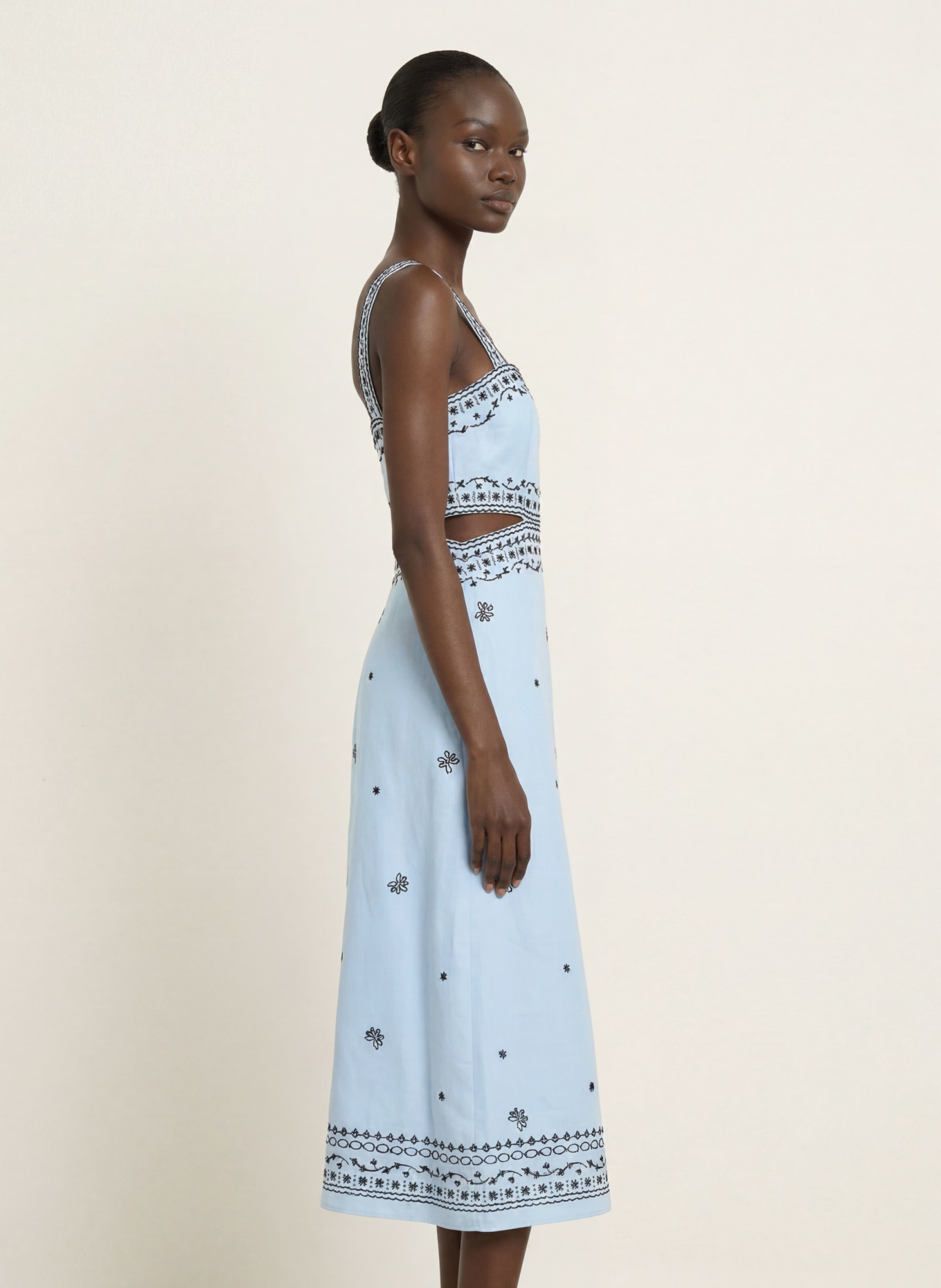 maje Kleid mit Leinen und Cut-outs: HELLBLAU / WEISS / SCHWARZ