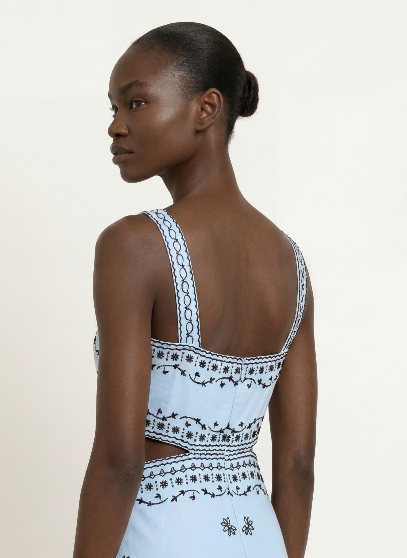 maje Kleid mit Leinen und Cut-outs: HELLBLAU / WEISS / SCHWARZ