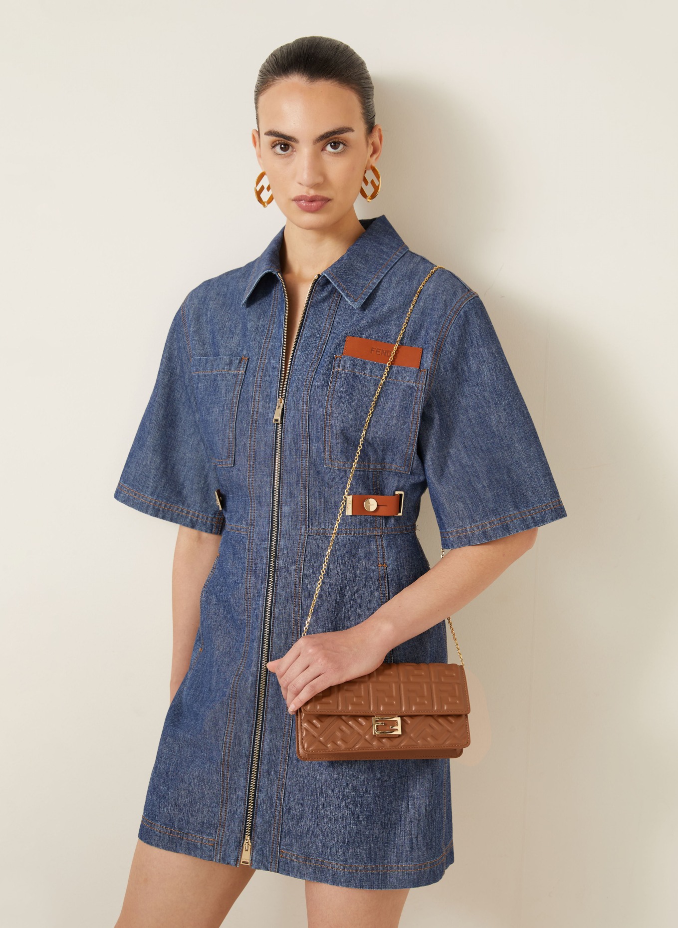 FENDI Portefeuille à chaîne BAGUETTE: COGNAC / OR
