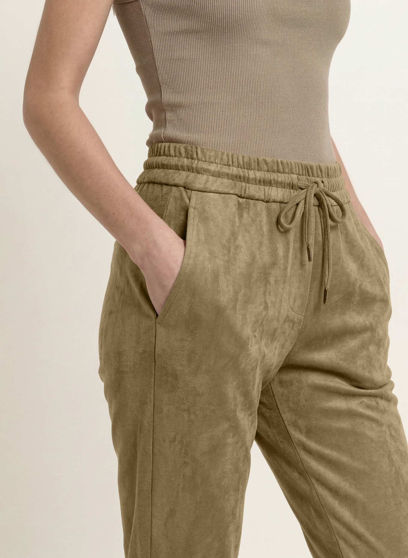 Juvia Spodnie w stylu joggingowym o wyglądzie skóry: OLIWKOWY