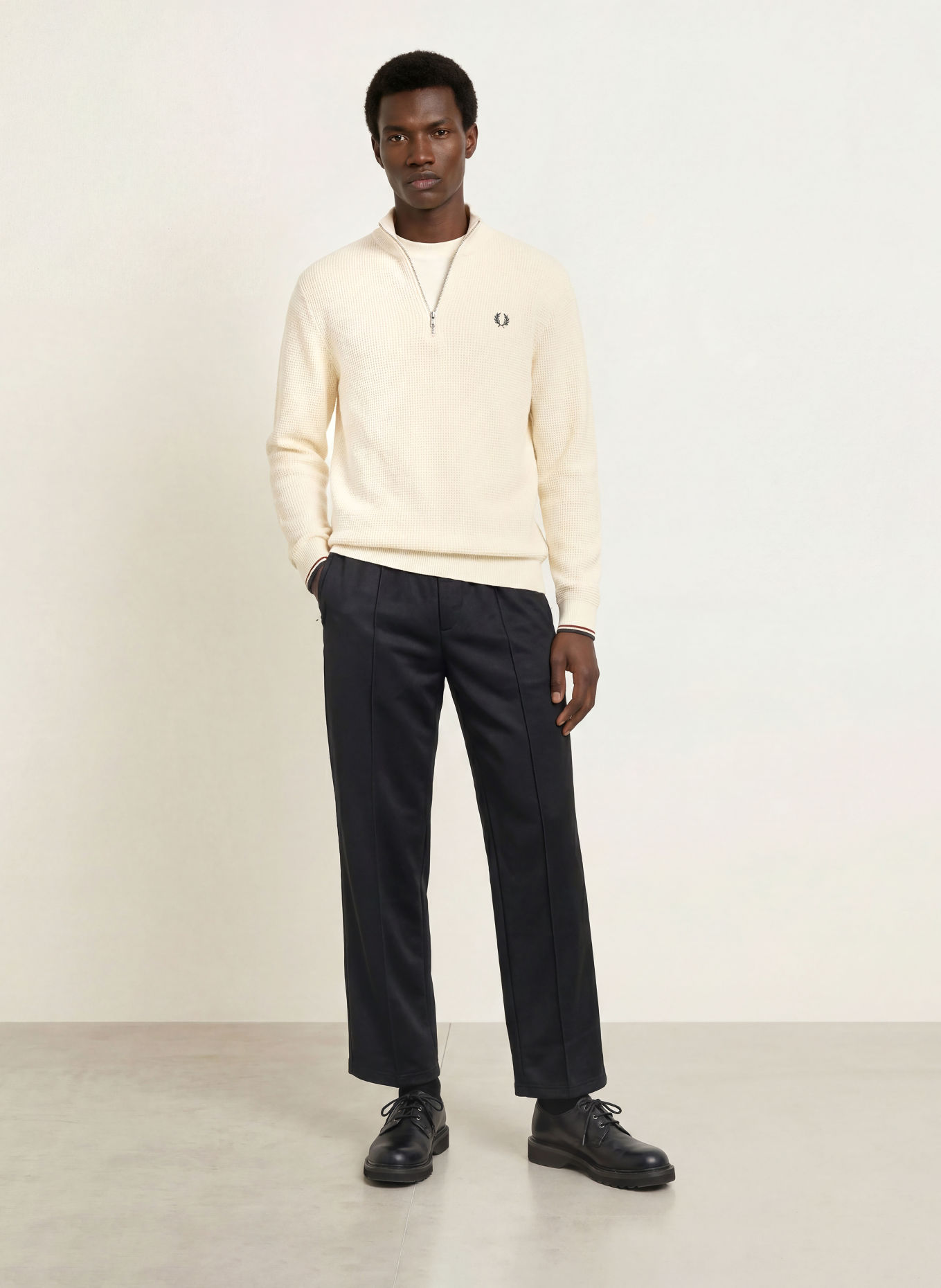 FRED PERRY Troyer: ECRU / DONKERROOD / ZWART