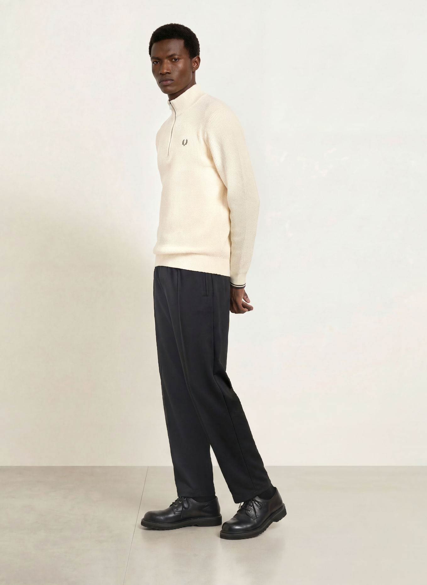 FRED PERRY Troyer: ECRU / DONKERROOD / ZWART