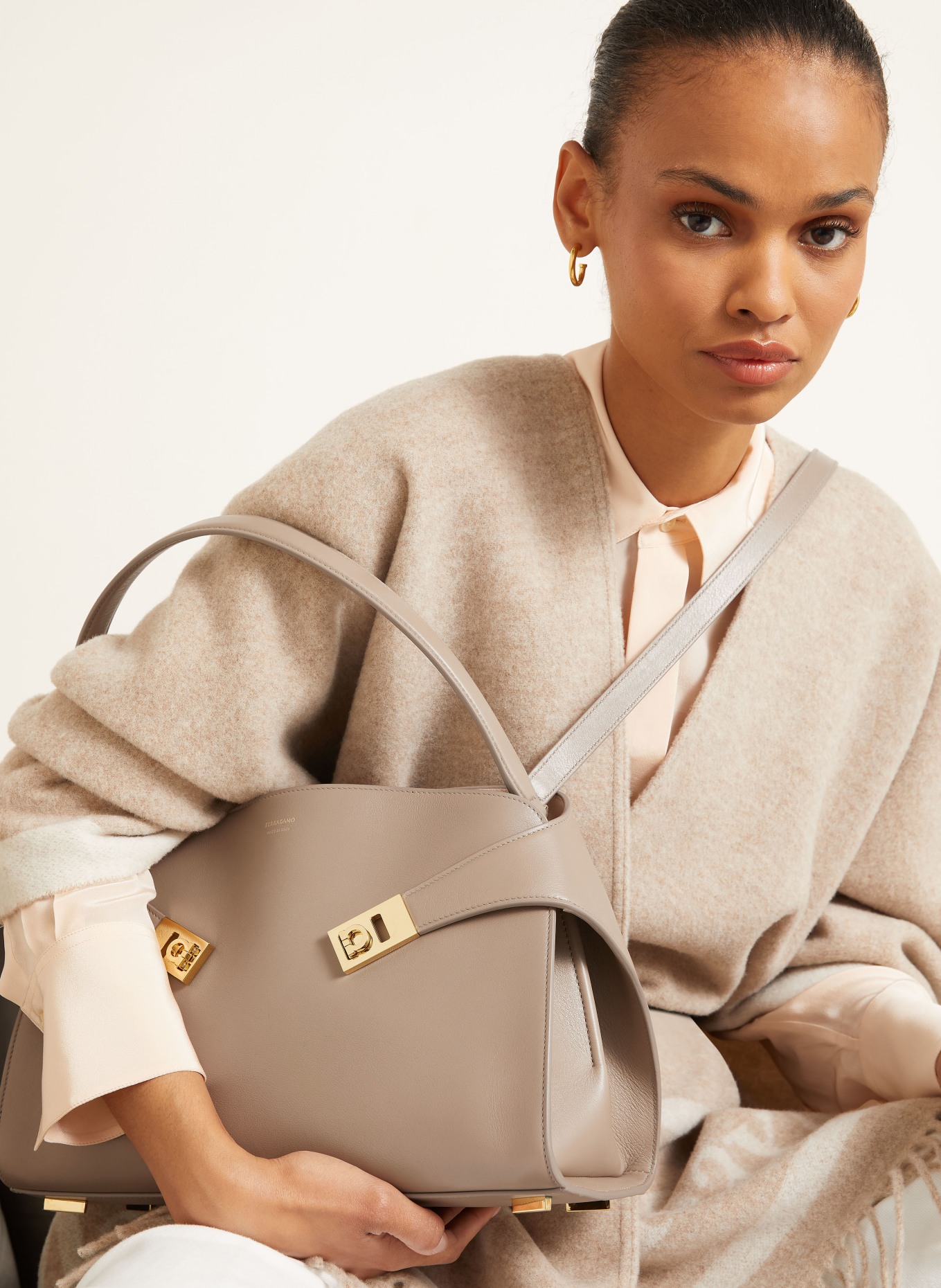FERRAGAMO Schultertasche HUG: TAUPE / GOLD