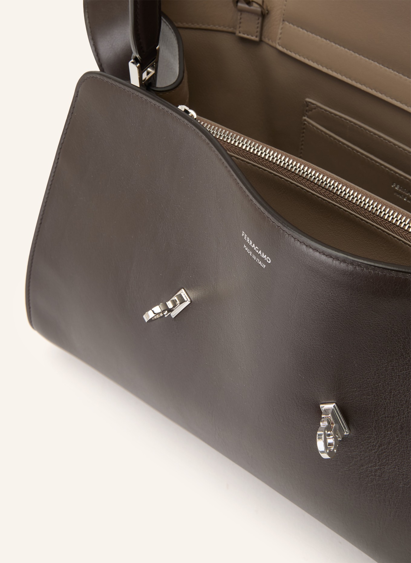 FERRAGAMO Schultertasche HUG: DUNKELBRAUN / SILBER