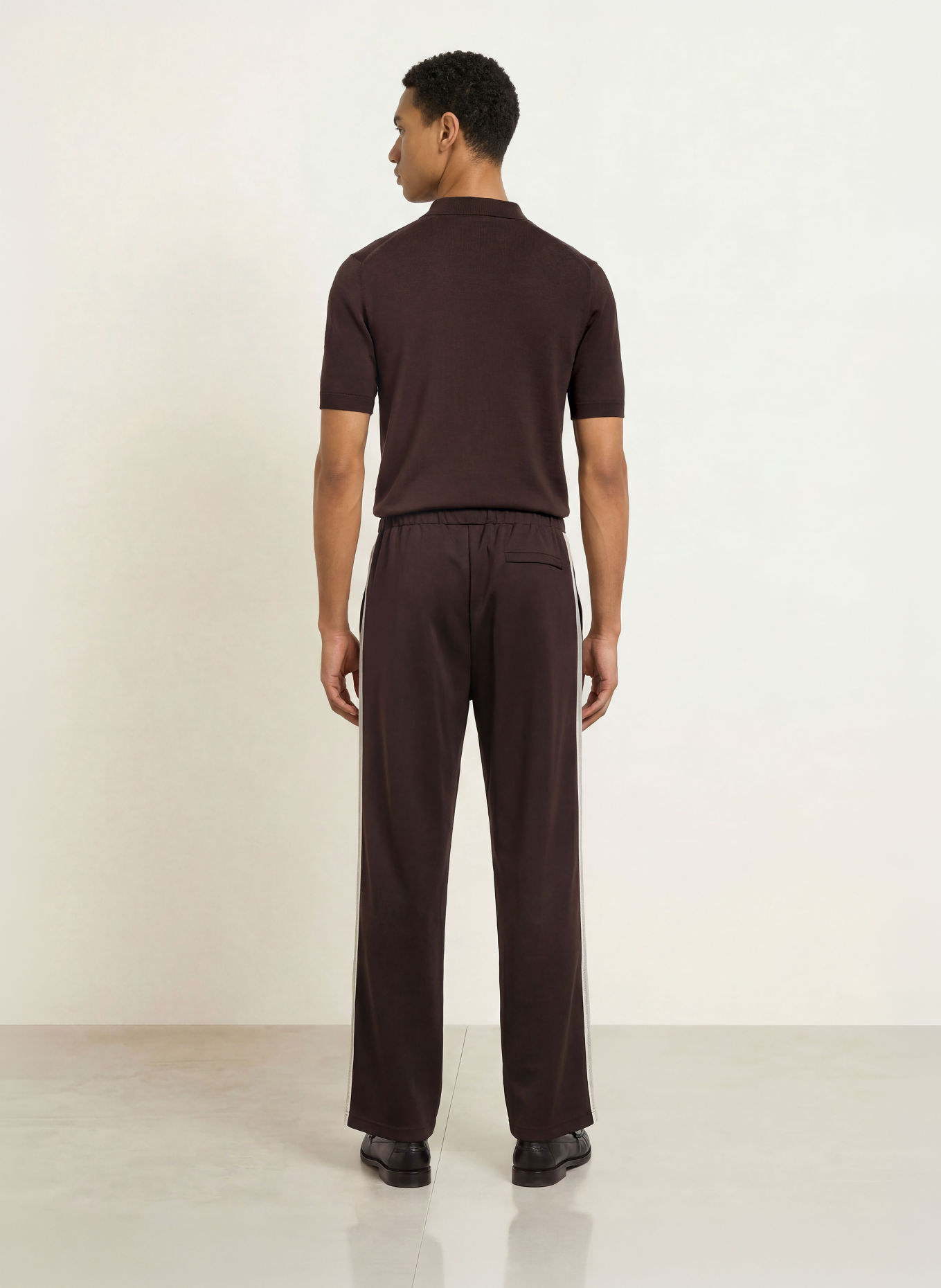 FRED PERRY Úpletová polokošile: TMAVĚ HNĚDÁ