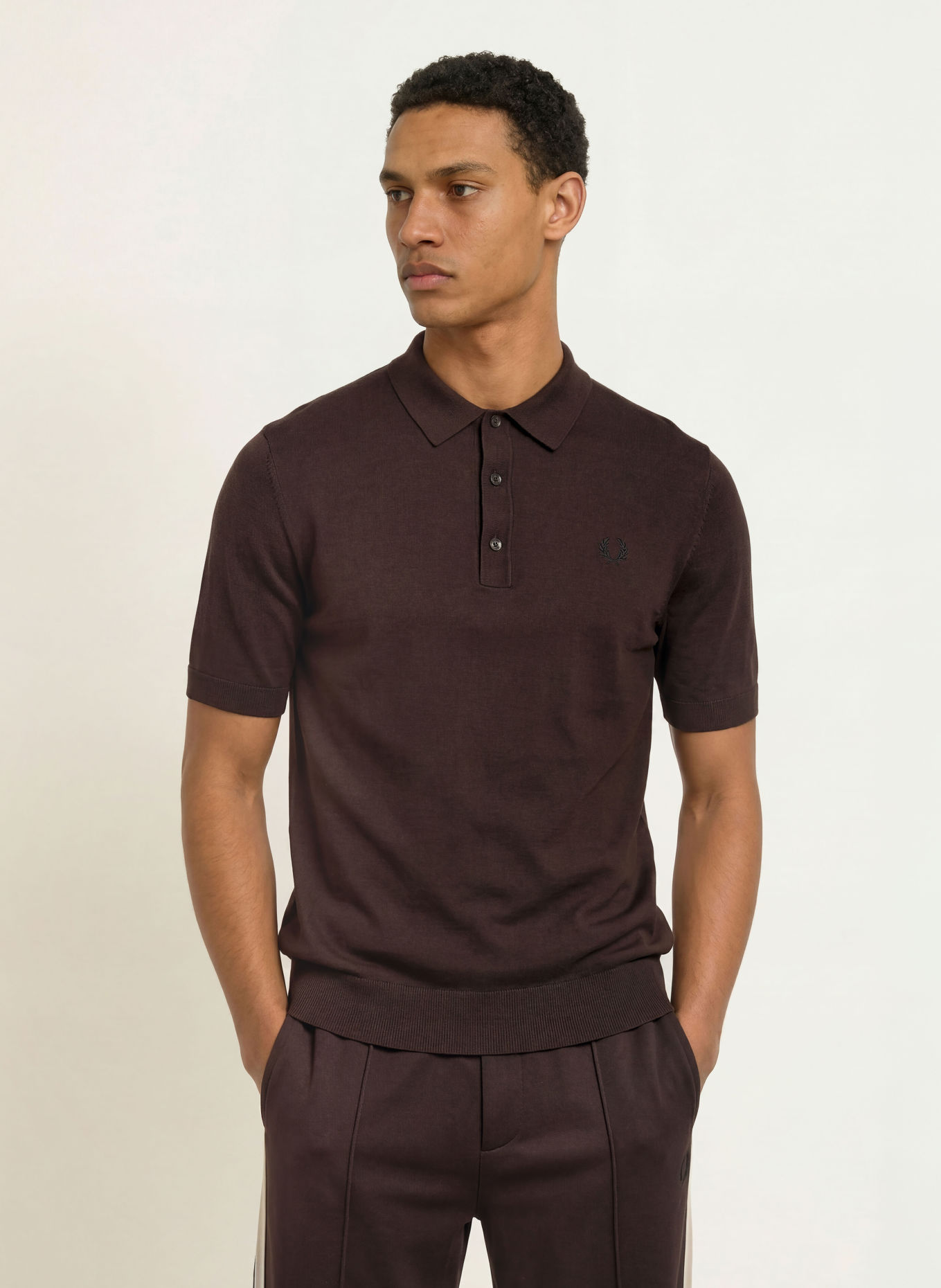FRED PERRY Úpletová polokošile: TMAVĚ HNĚDÁ