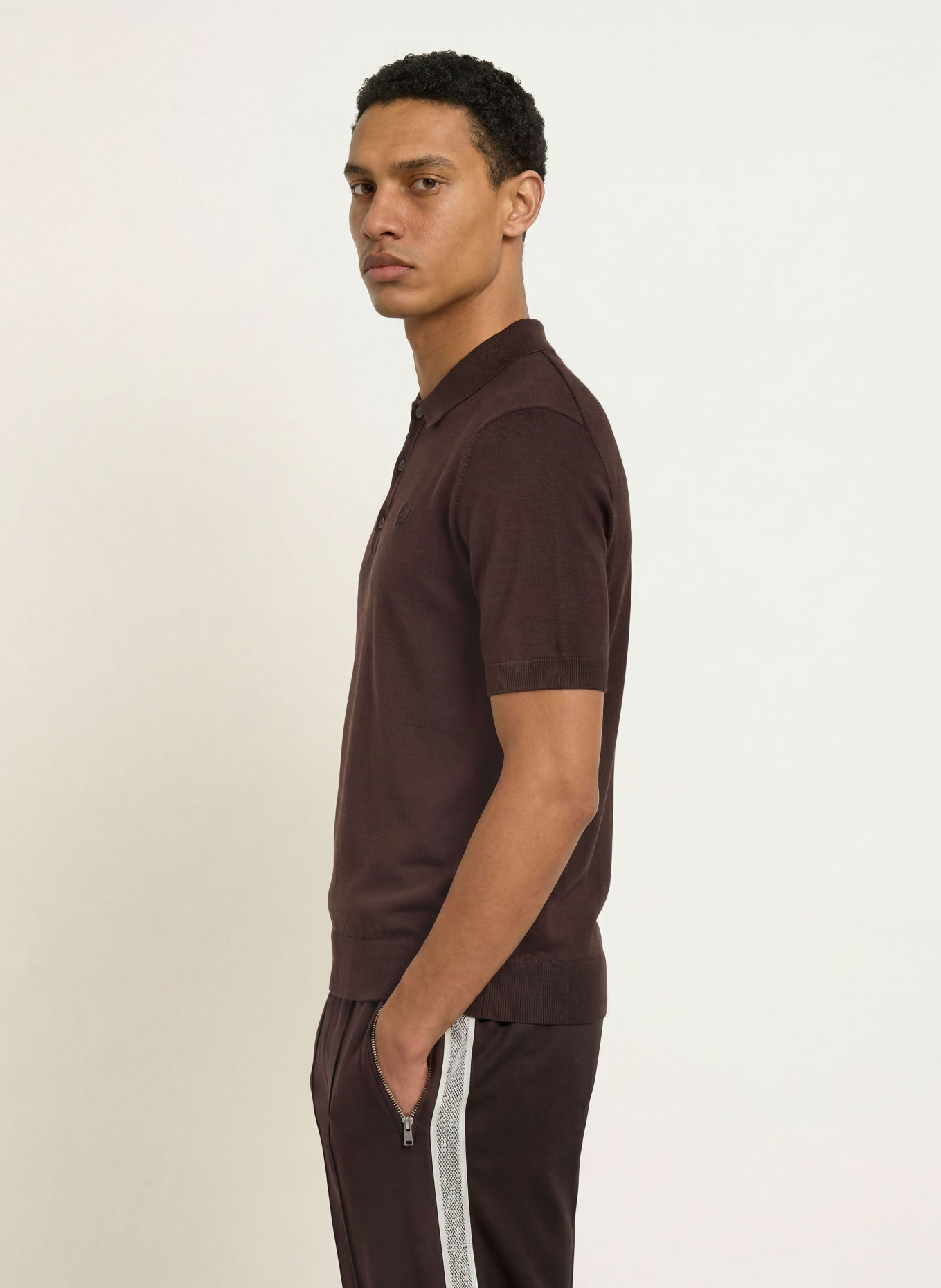 FRED PERRY Úpletová polokošile: TMAVĚ HNĚDÁ