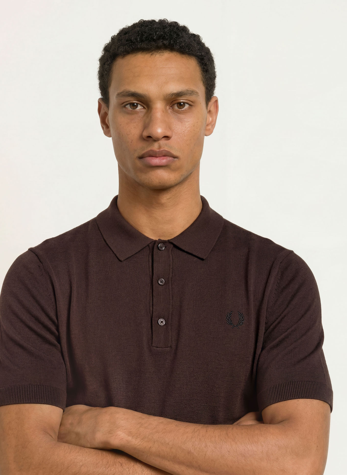 FRED PERRY Úpletová polokošile: TMAVĚ HNĚDÁ