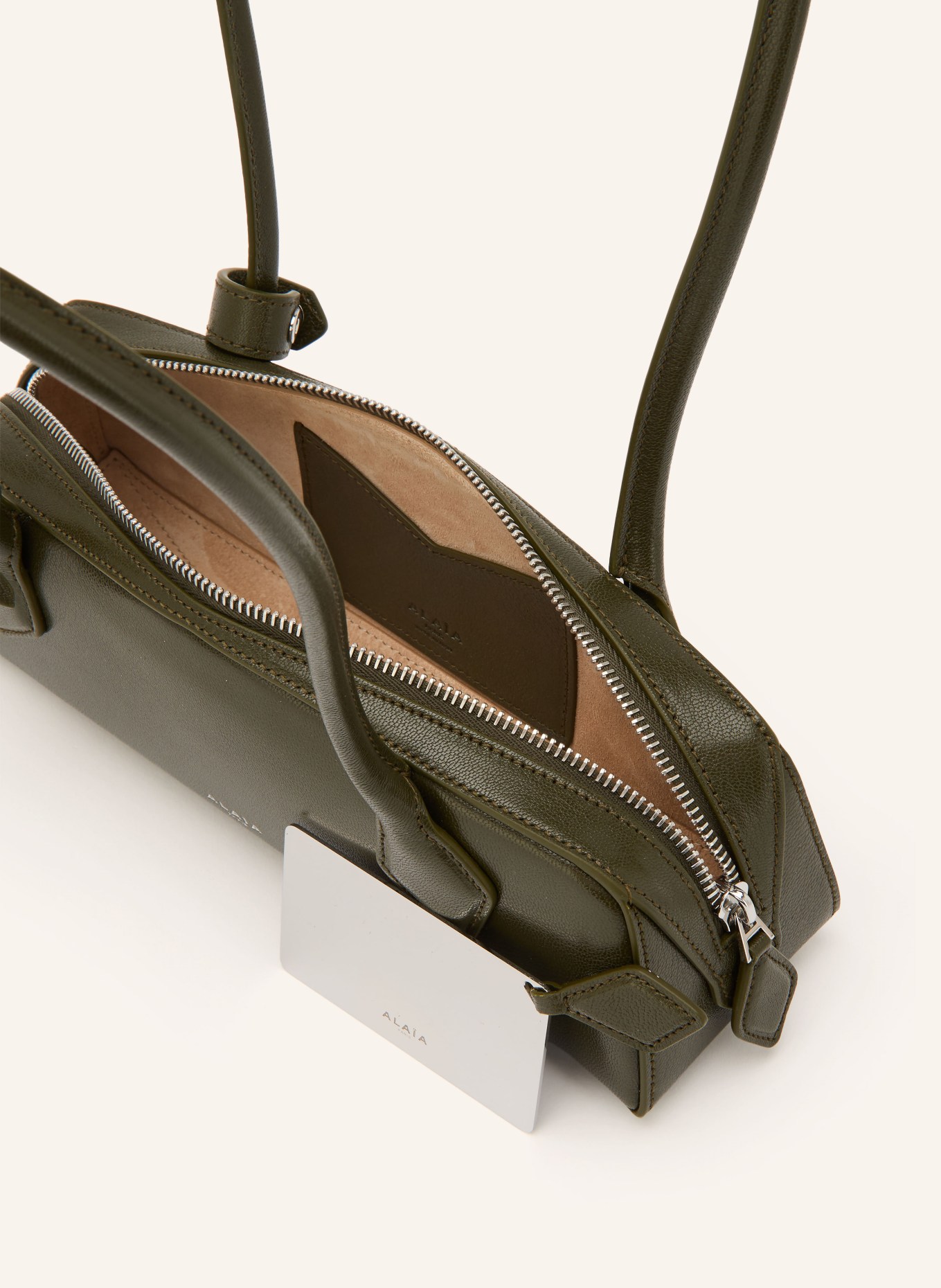 ALAÏA Schultertasche LE TECKEL SMALL: OLIV / SILBER