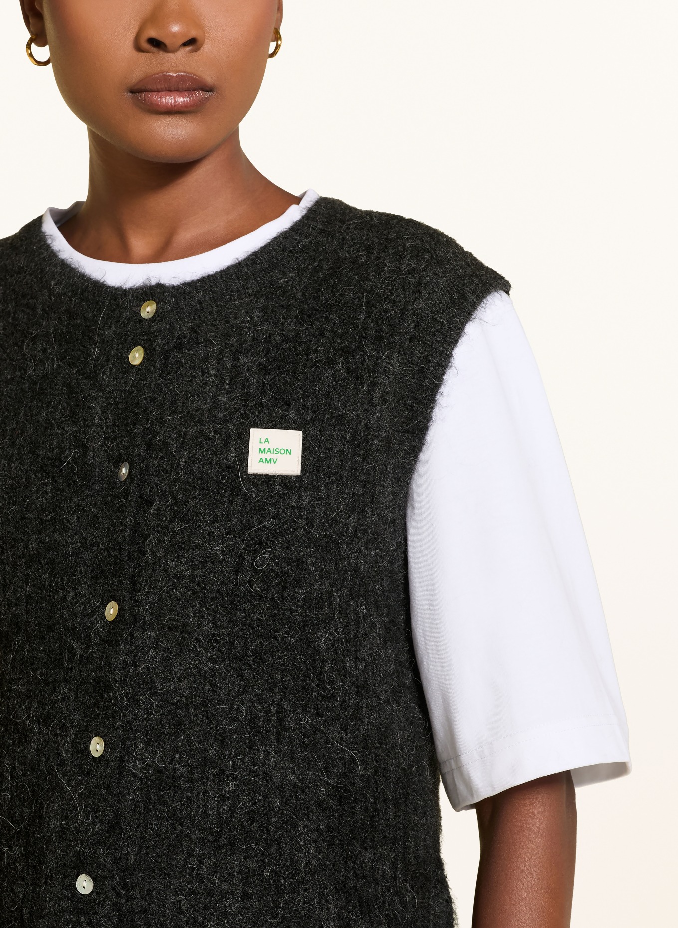 American Vintage Pletená vesta EAST s alpakou: TMAVĚ ŠEDÁ