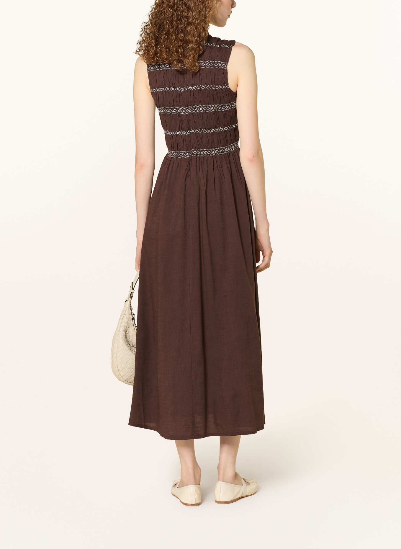 NEO NOIR Kleid ATIKA mit Rüschen: DUNKELBRAUN / WEISS