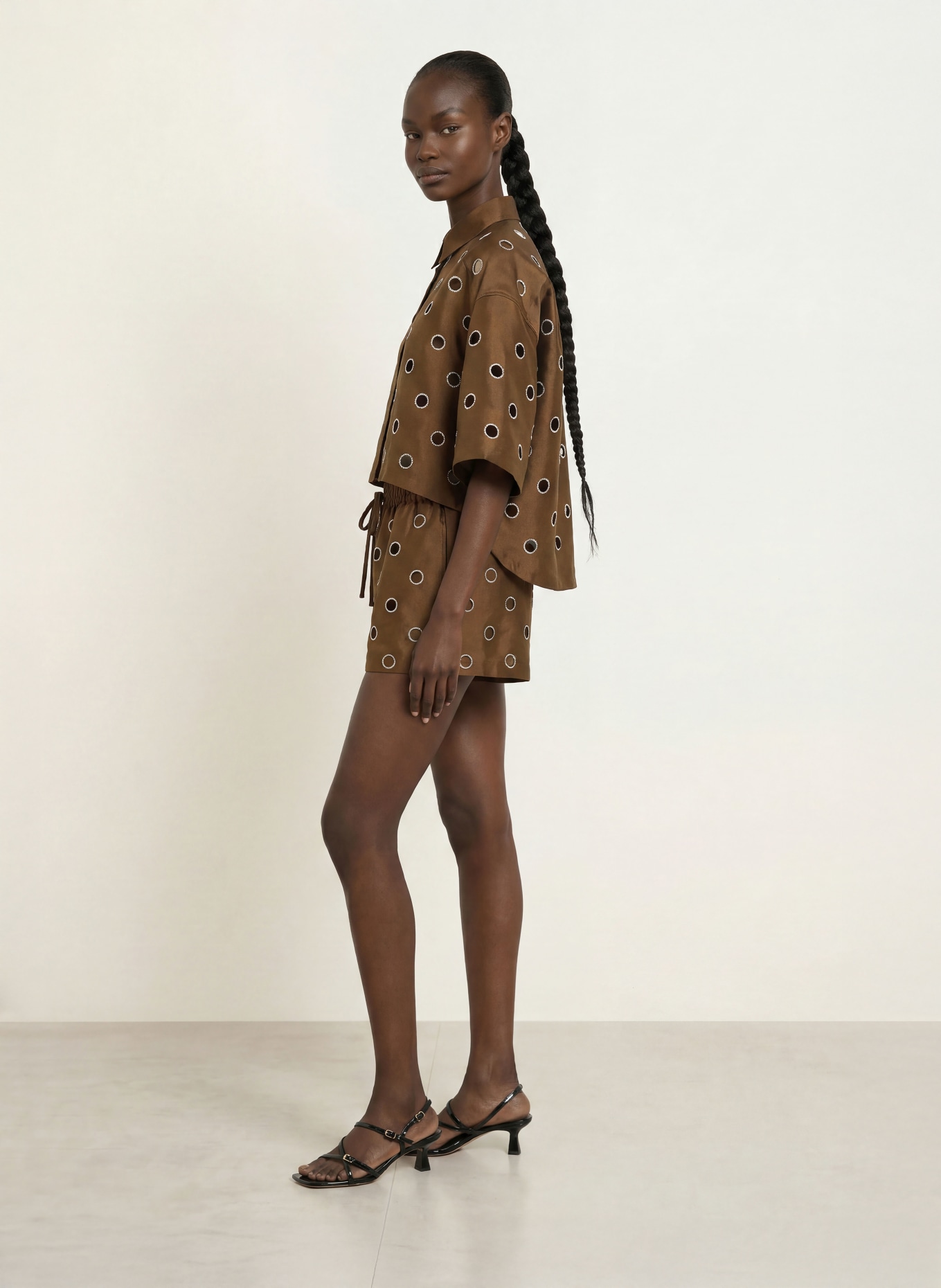 SANDRO Hemdbluse mit Cut-outs und Schmucksteinen: BRAUN