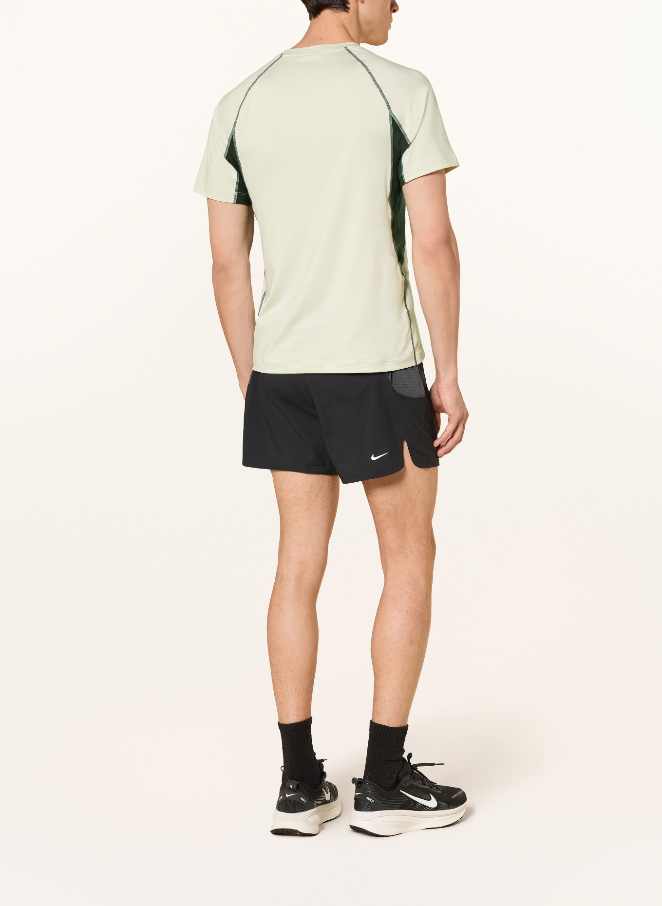 Nike Běžecké tričko ACG WILDSEE: KRÉMOVÁ / TMAVĚ ŠEDÁ