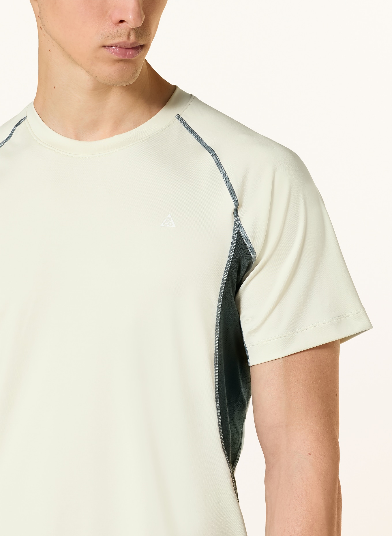 Nike Běžecké tričko ACG WILDSEE: KRÉMOVÁ / TMAVĚ ŠEDÁ