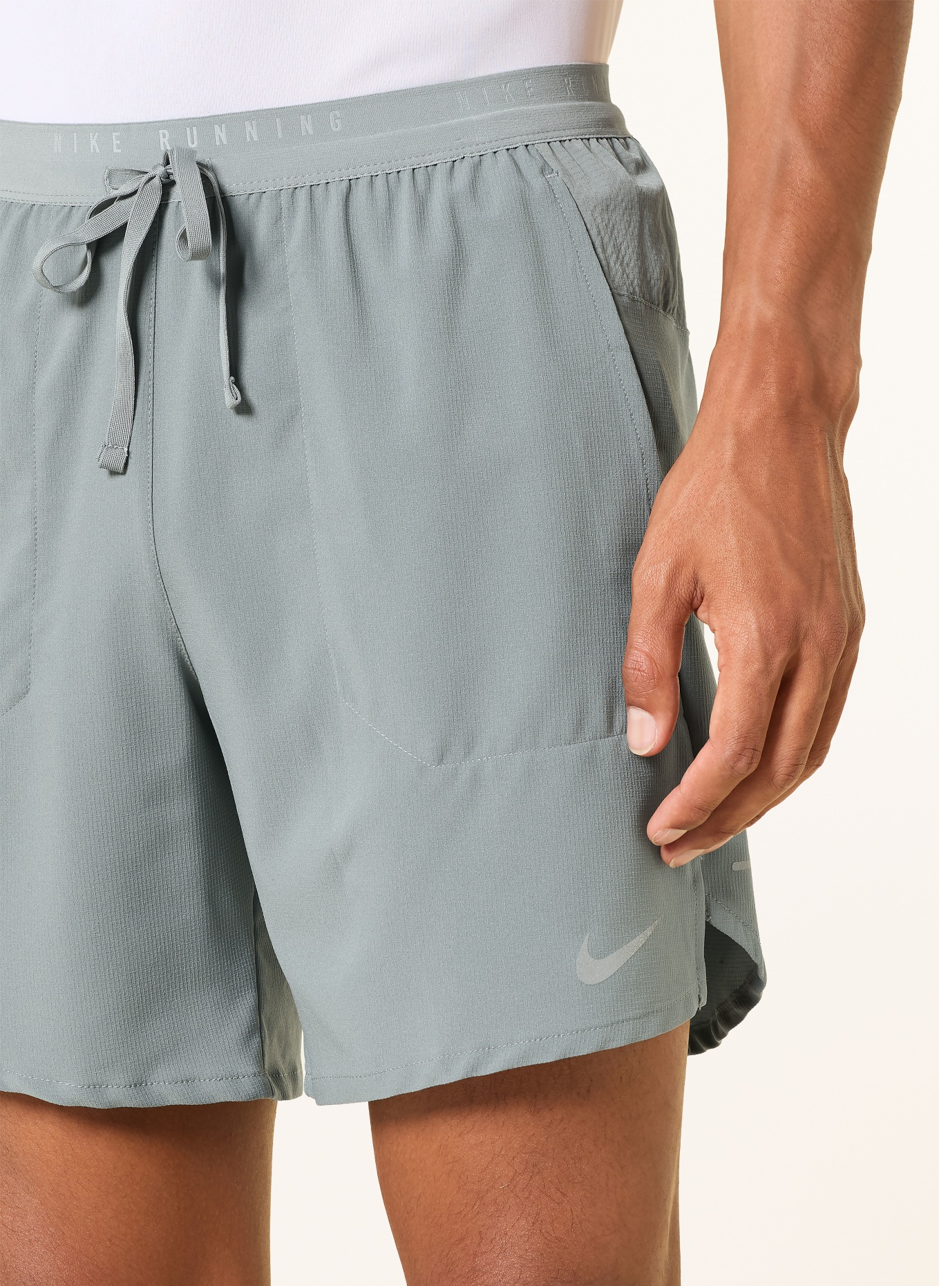 Nike 2-in-1-Laufshorts STRIDE: GRAU