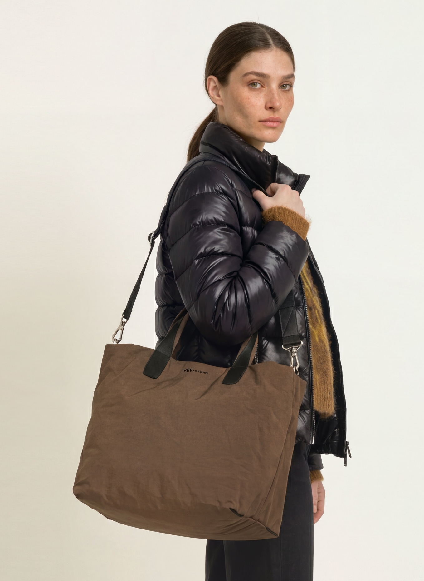 Vee Collective ESSENCE Tote Bag with Pouch: BROWN