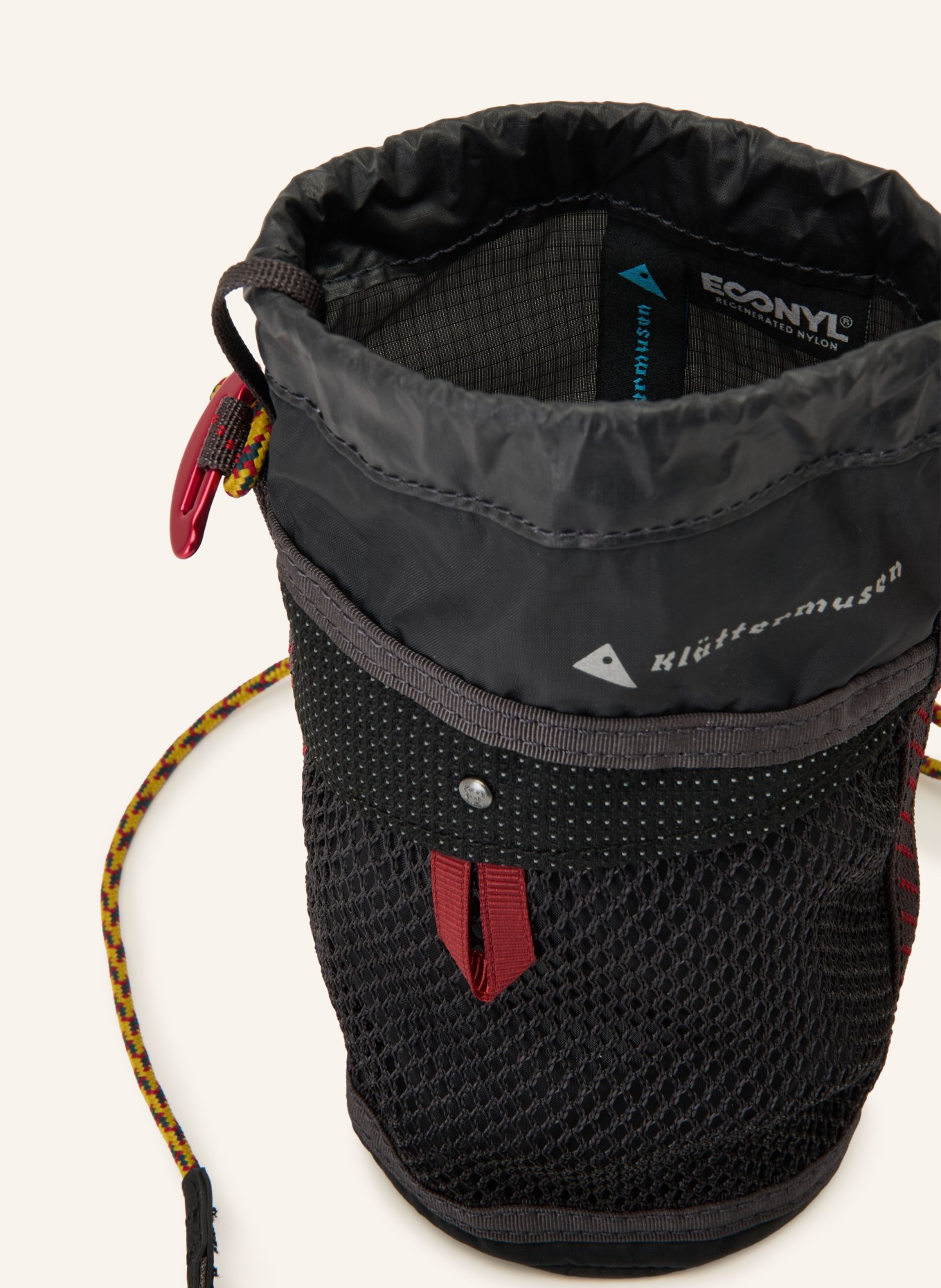 Klättermusen Umhängetasche ALGIR BOTTLE SLING: DUNKELGRAU / GRAU / DUNKELROT