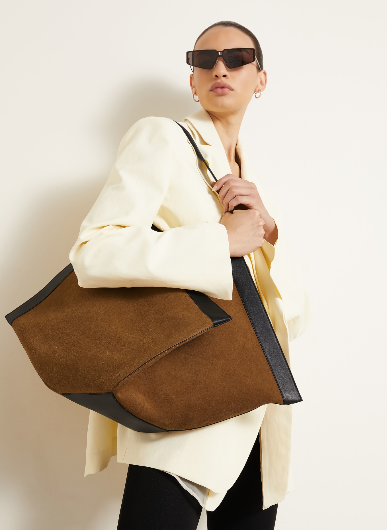 YUZEFI Shopper WONTON LARGE: CAMEL / SCHWARZ