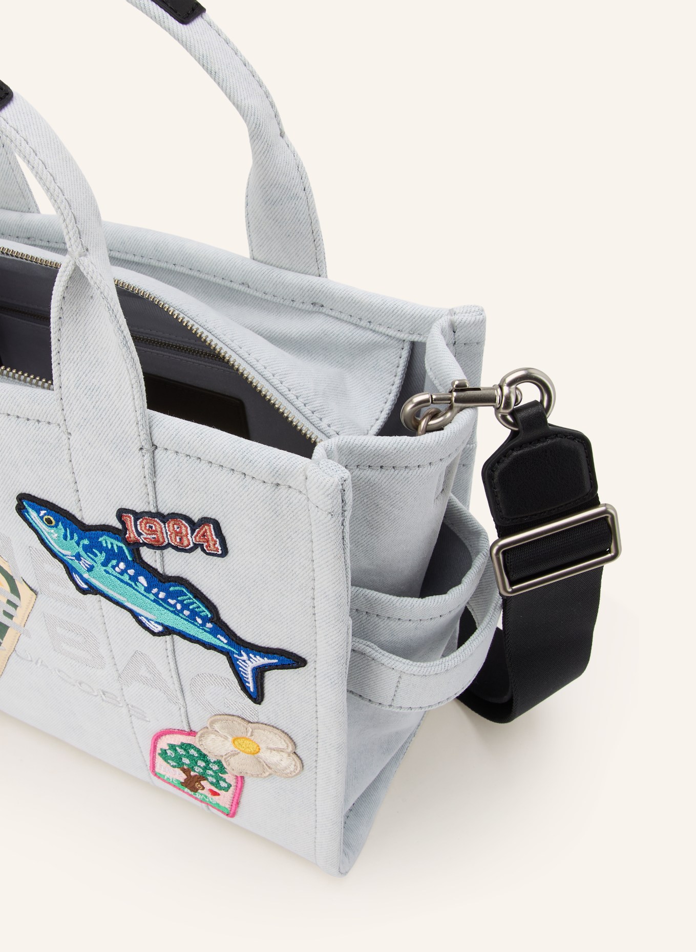 MARC JACOBS Shopper THE MEDIUM TOTE DENIM PATCHES: CREME / SILBER / SCHWARZ