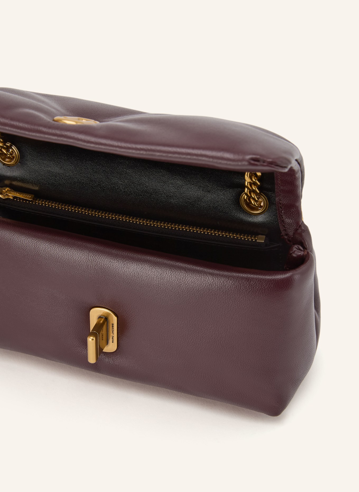 MARC JACOBS Umhängetasche THE CHAIN MINI BAG: DUNKELROT / GOLD