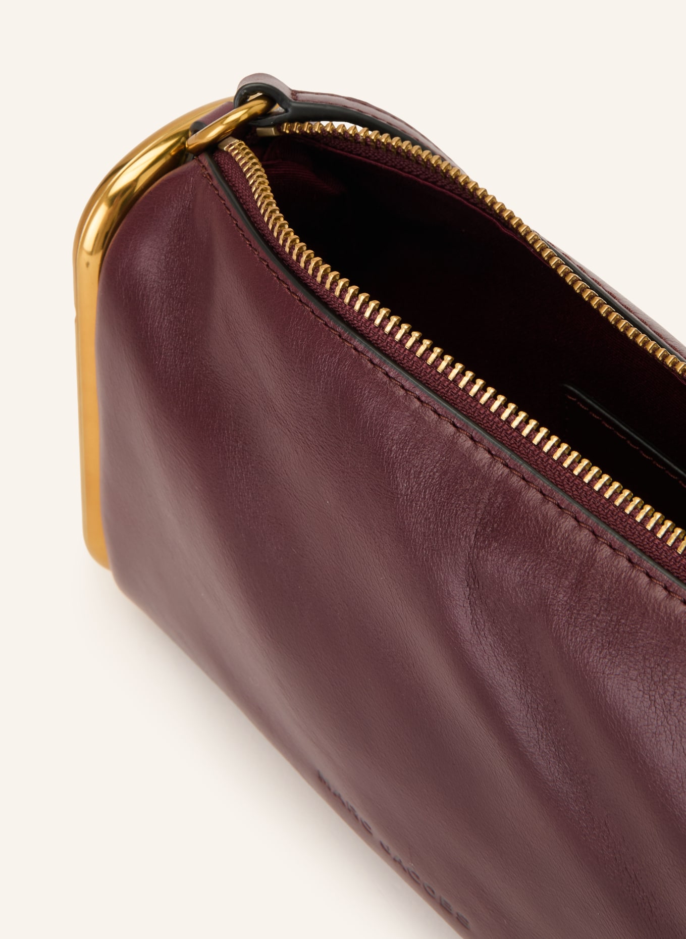 MARC JACOBS Kabelka přes rameno THE SCENE SMALL SHOULDER BAG: TMAVĚ FIALOVÁ / ZLATÁ